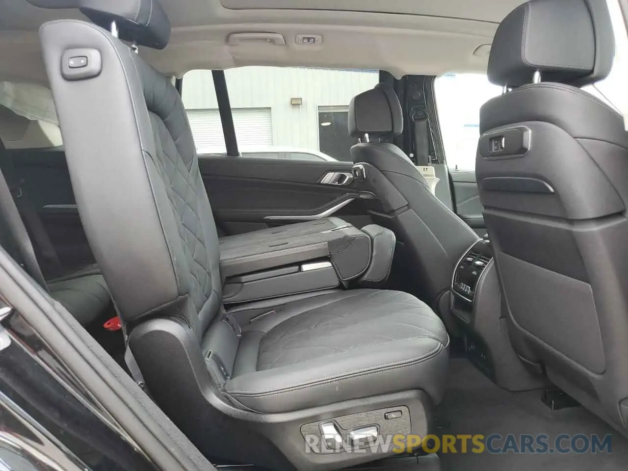 11 Photograph of a damaged car 5UX23EM01R9V45963 BMW X7 2024