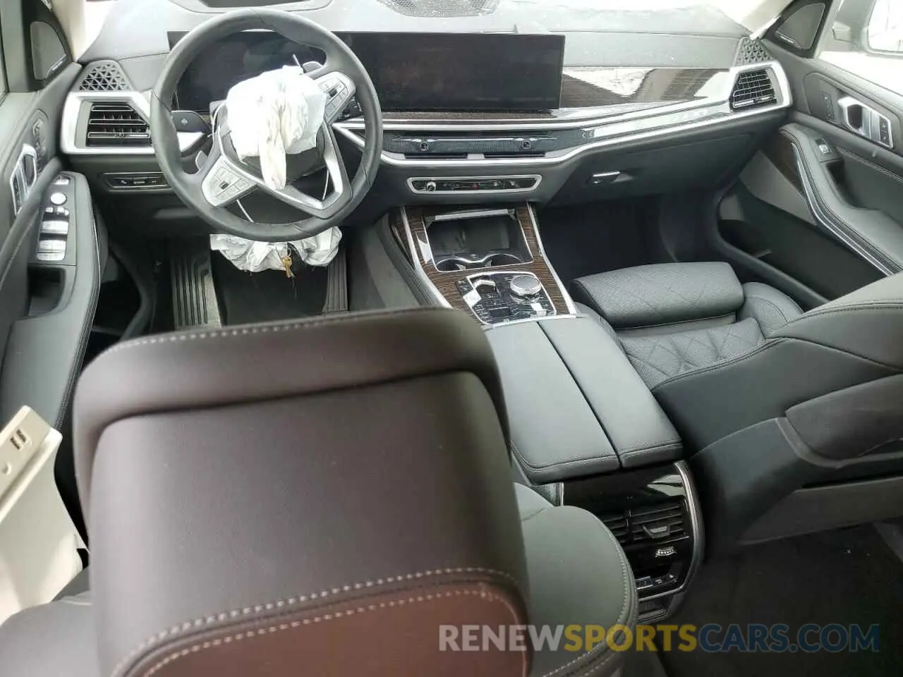 8 Photograph of a damaged car 5UX23EM01R9V45963 BMW X7 2024