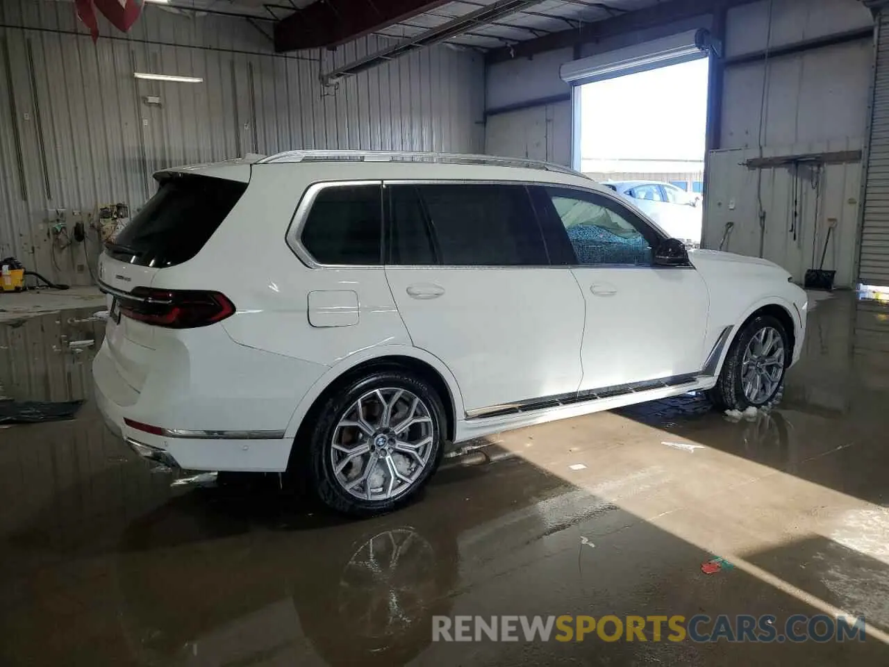 3 Photograph of a damaged car 5UX23EM04R9S48041 BMW X7 2024