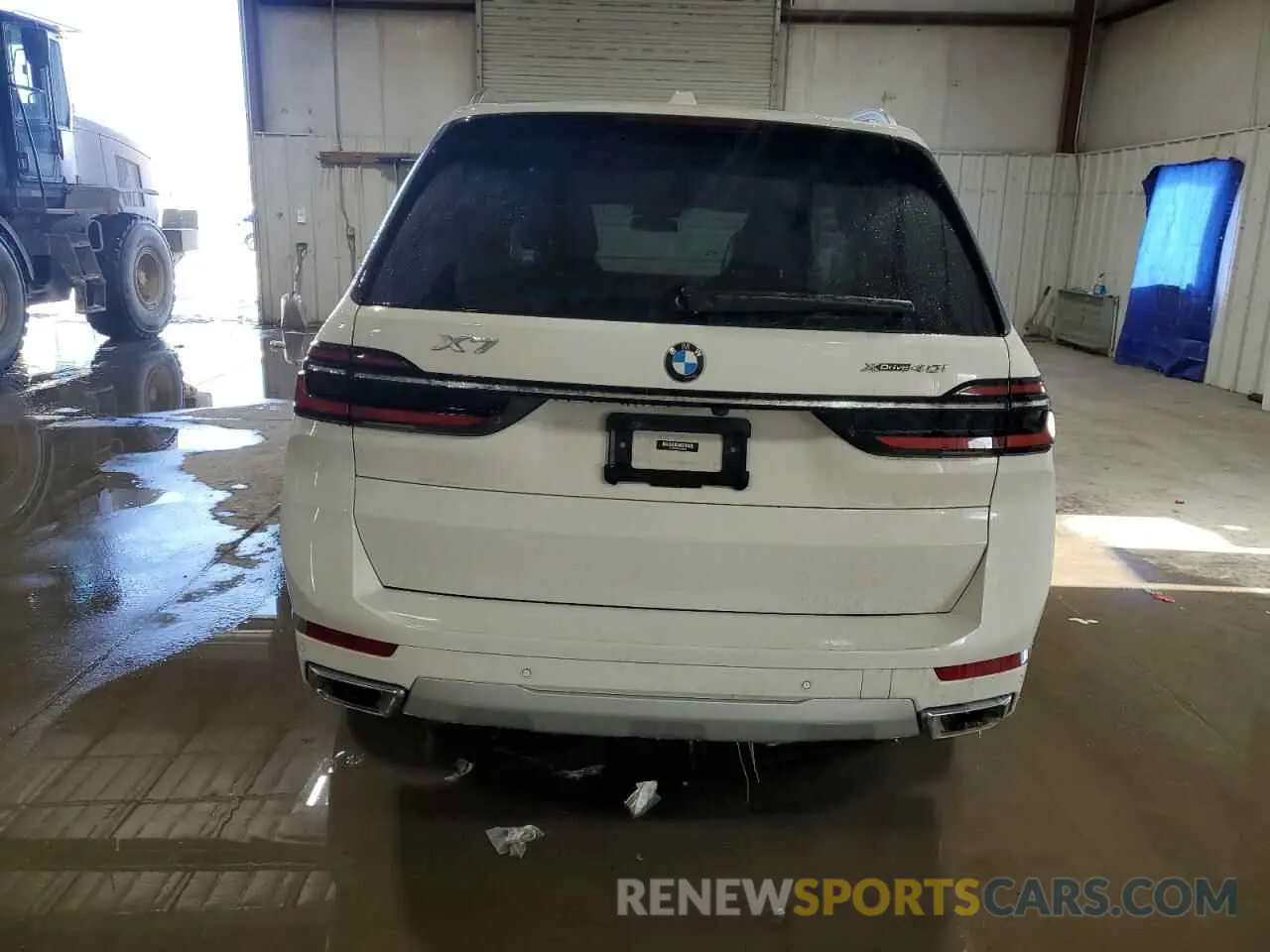 6 Photograph of a damaged car 5UX23EM04R9S48041 BMW X7 2024