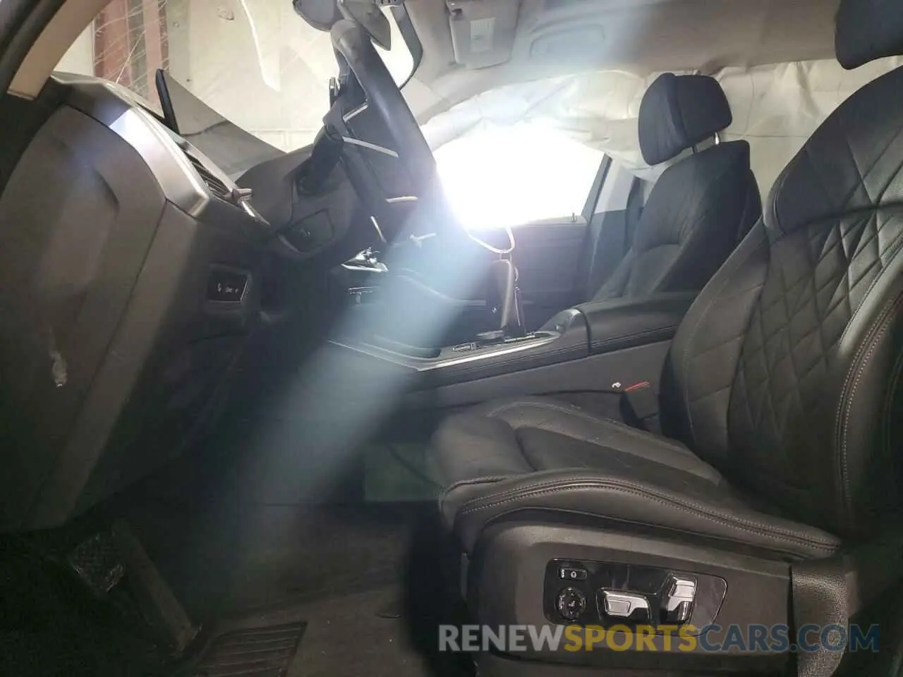 7 Photograph of a damaged car 5UX23EM04R9S48041 BMW X7 2024