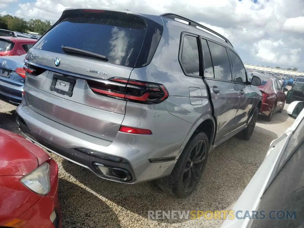 3 Photograph of a damaged car 5UX23EM05R9T35303 BMW X7 2024
