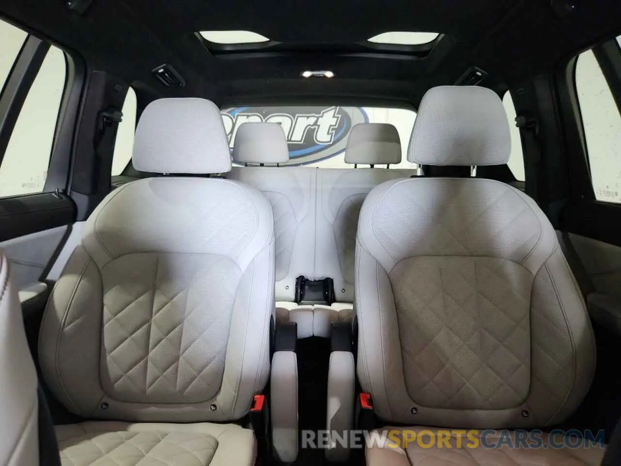 10 Photograph of a damaged car 5UX23EM06R9S18619 BMW X7 2024