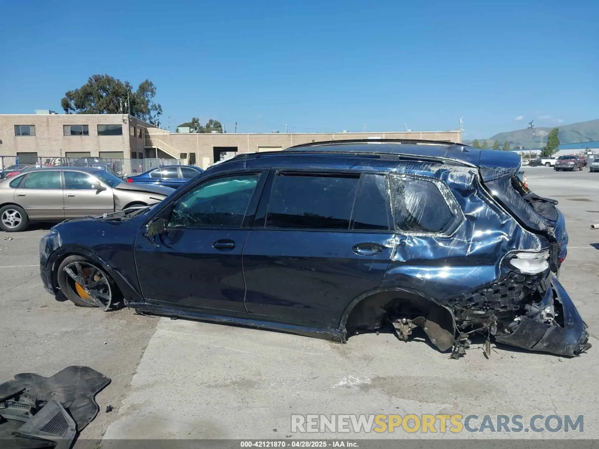 14 Photograph of a damaged car 5UX23EM06R9V71023 BMW X7 2024