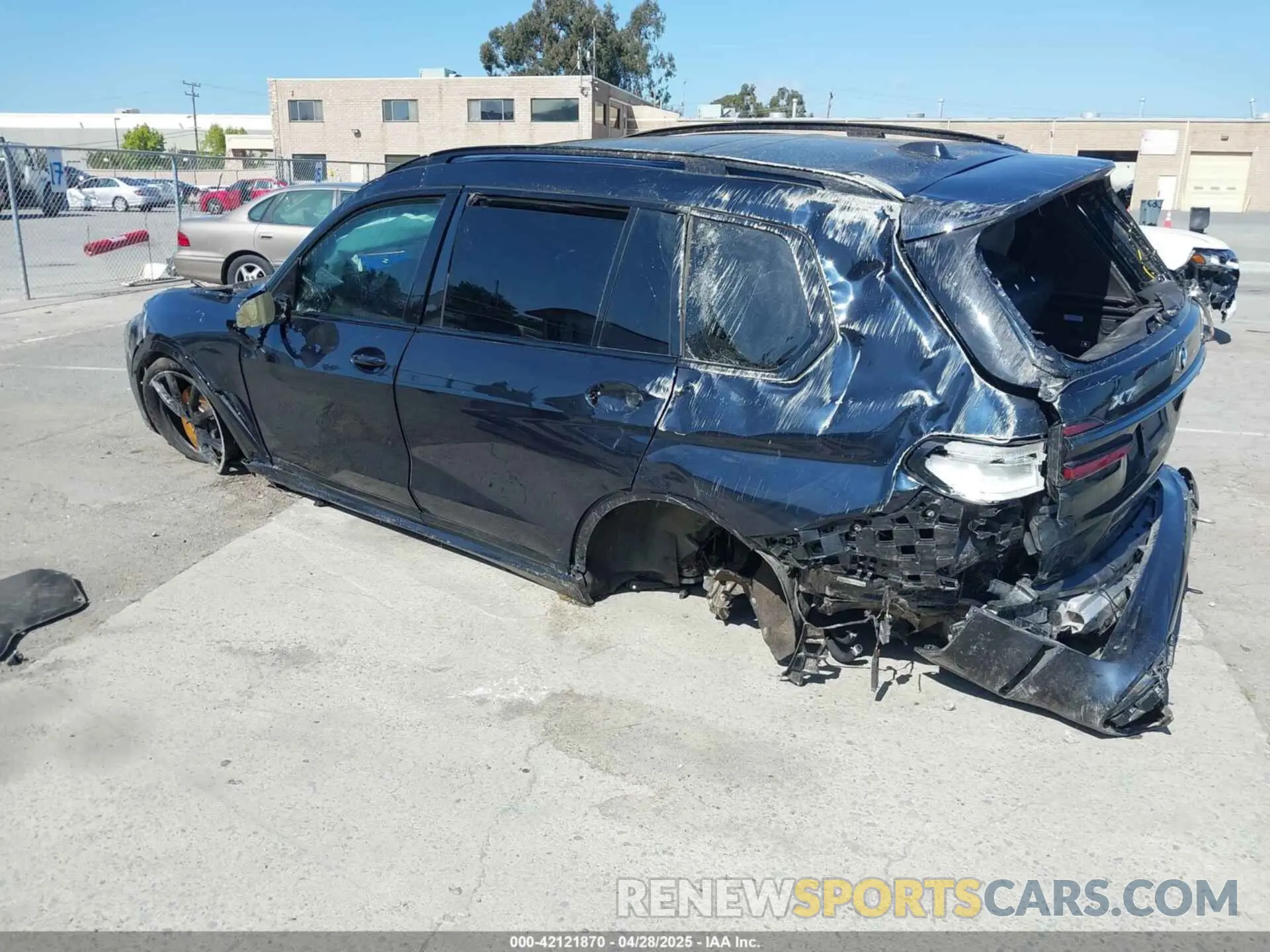 3 Photograph of a damaged car 5UX23EM06R9V71023 BMW X7 2024