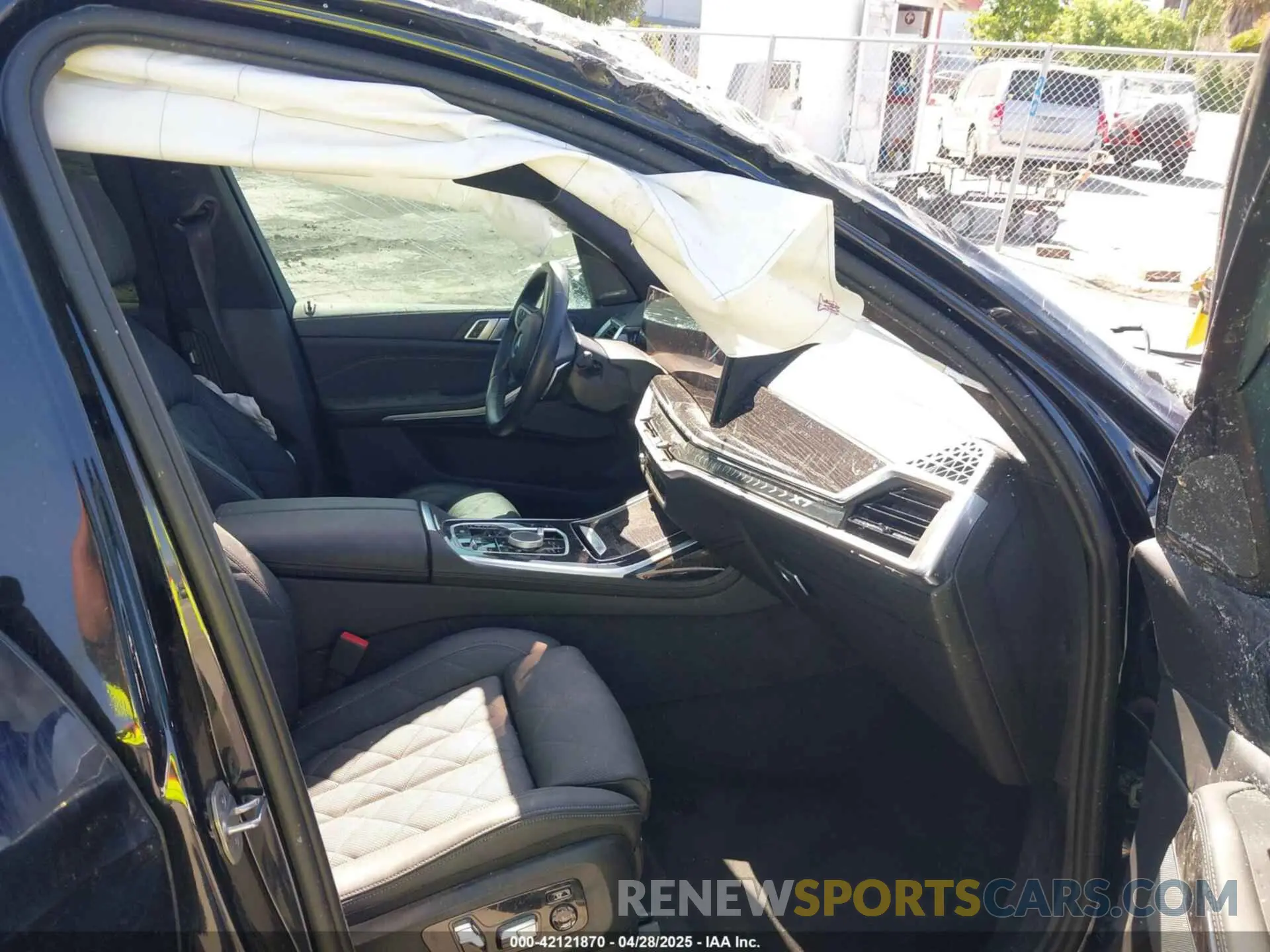 5 Photograph of a damaged car 5UX23EM06R9V71023 BMW X7 2024