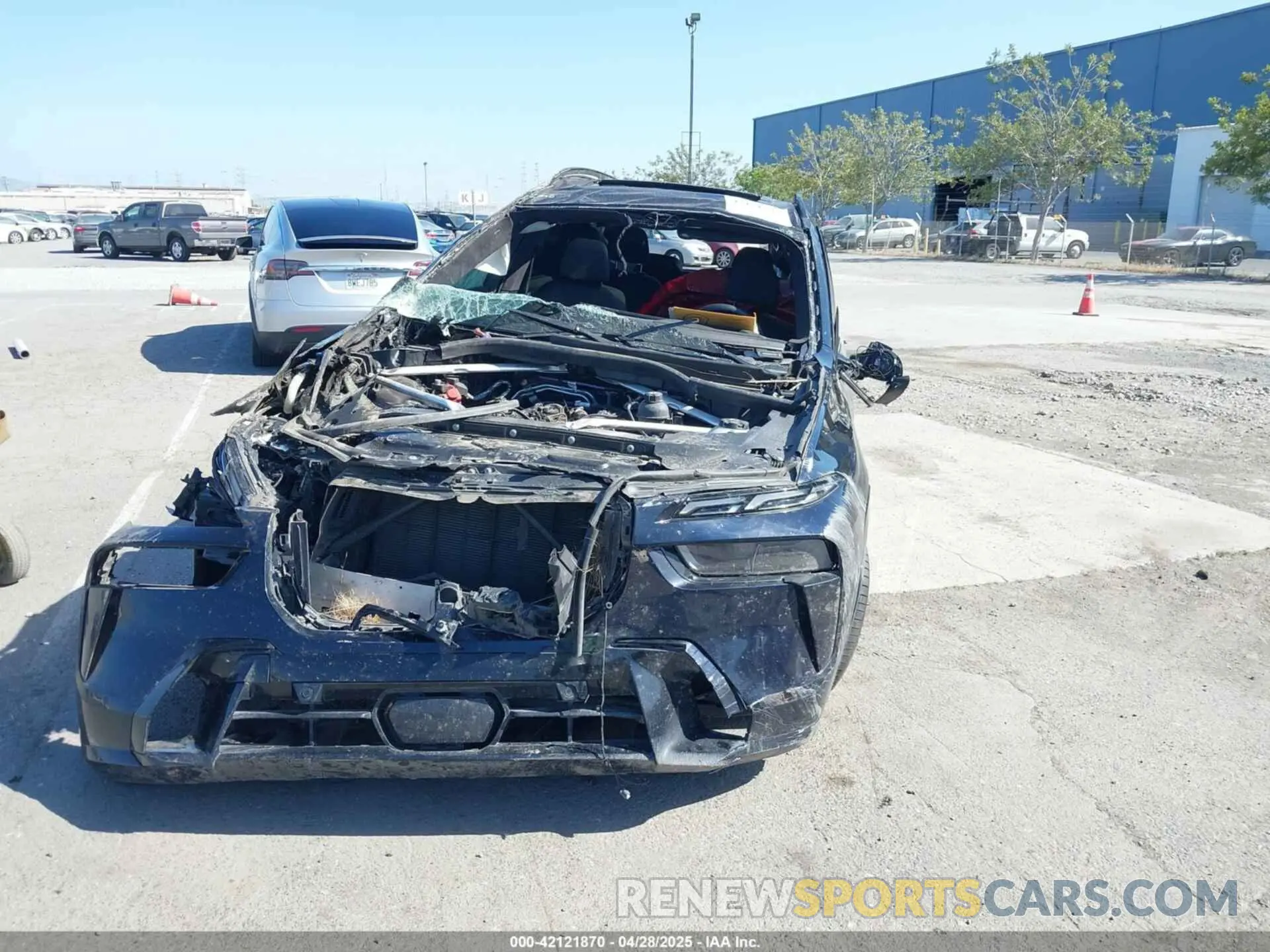 6 Photograph of a damaged car 5UX23EM06R9V71023 BMW X7 2024