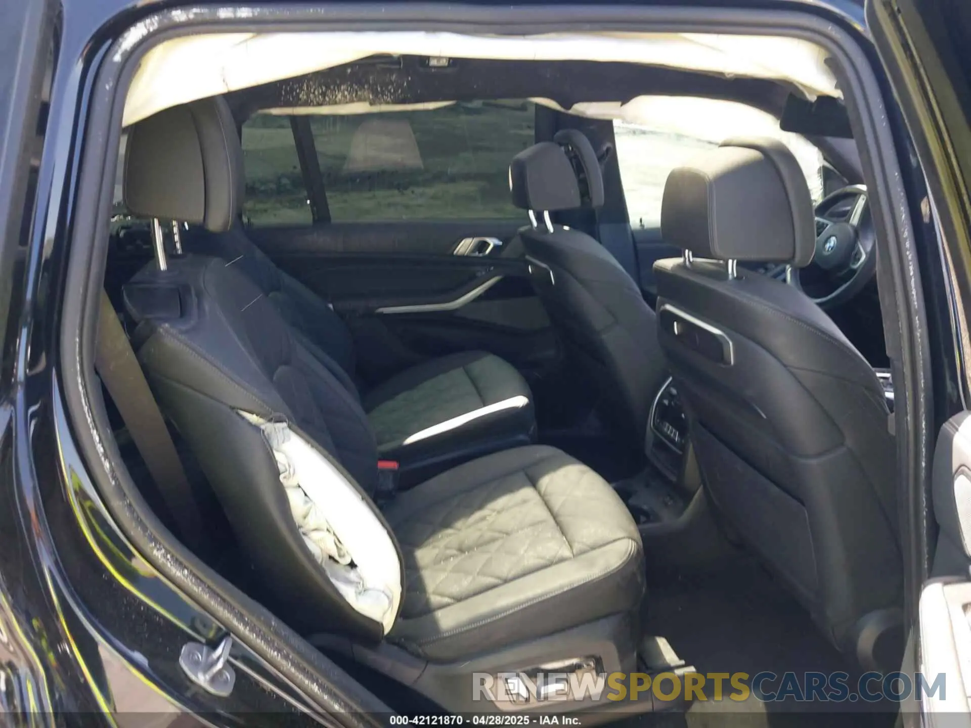 8 Photograph of a damaged car 5UX23EM06R9V71023 BMW X7 2024