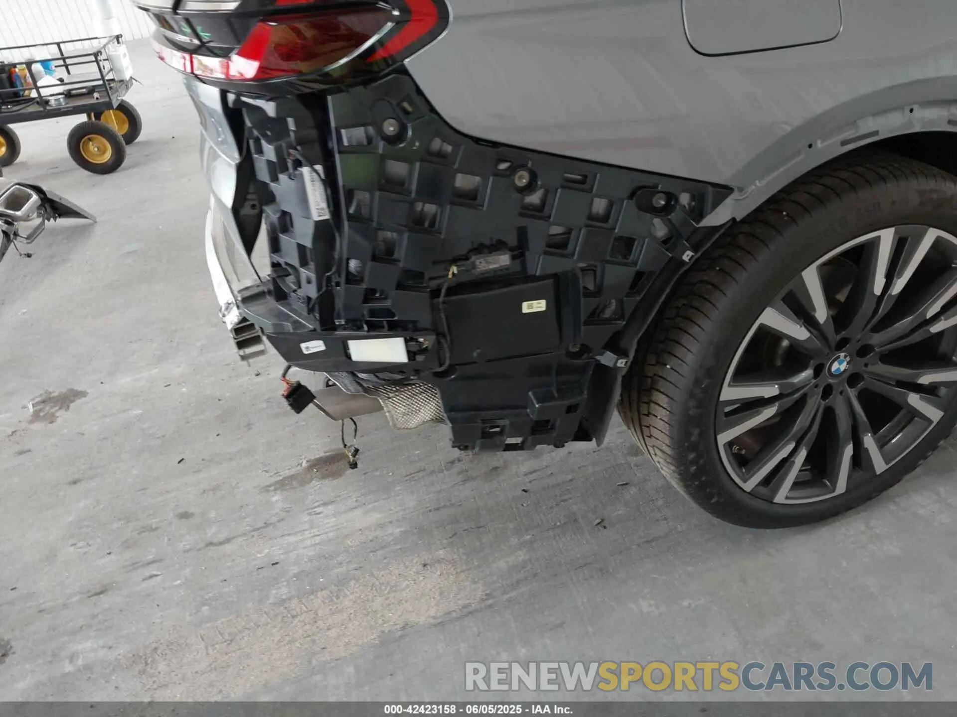 19 Photograph of a damaged car 5UX23EM09R9S95257 BMW X7 2024