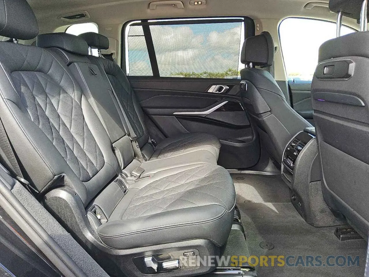 11 Photograph of a damaged car 5UX23EM09R9V90469 BMW X7 2024