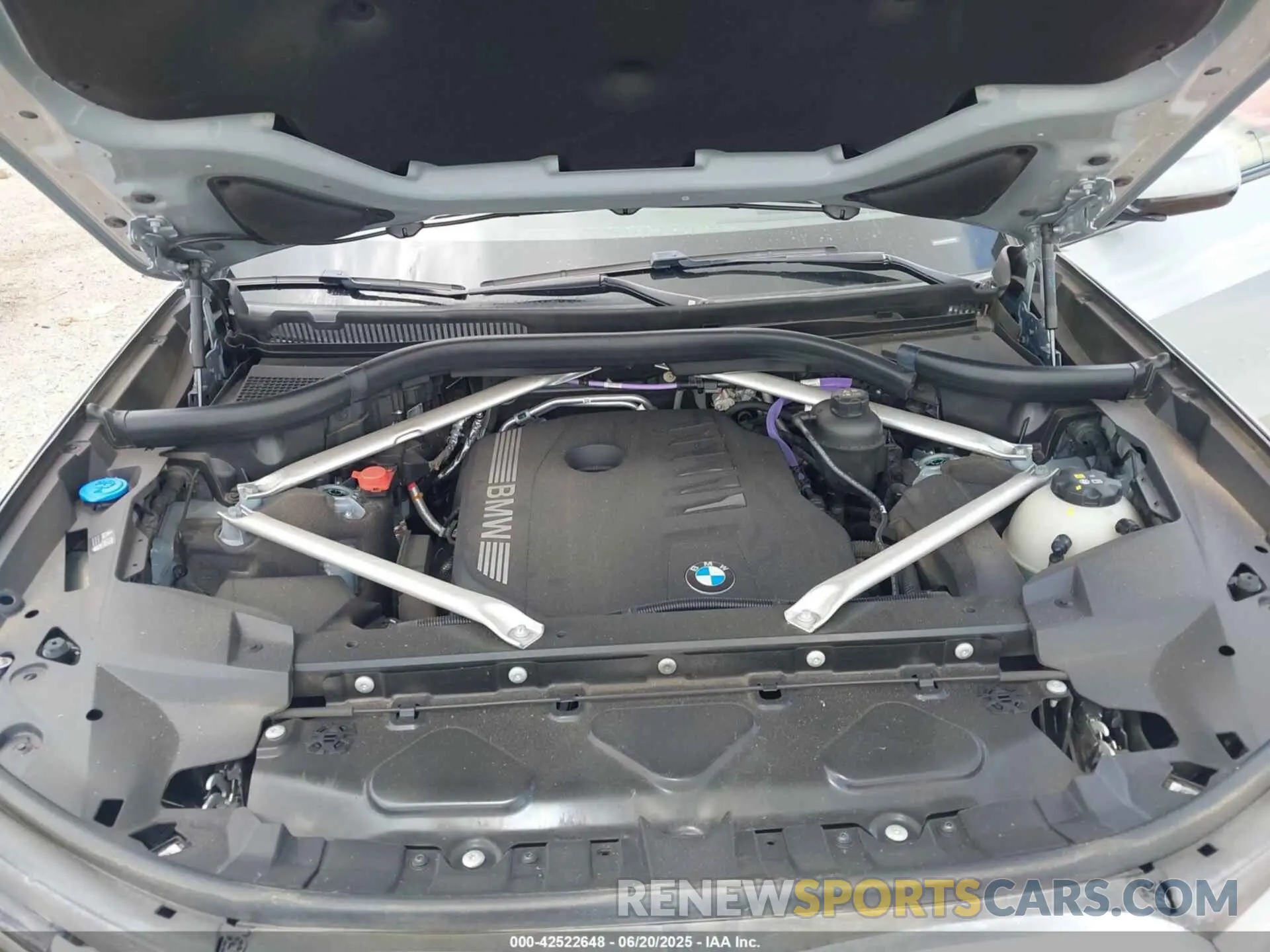 10 Photograph of a damaged car 5UX23EM0XR9U85925 BMW X7 2024