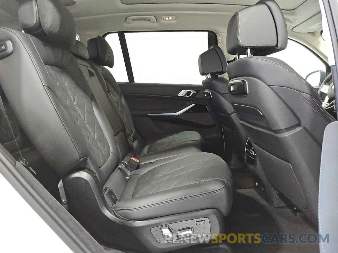 11 Фотография поврежденного автомобиля 5UX23EM00S9W33358 BMW X7 2025