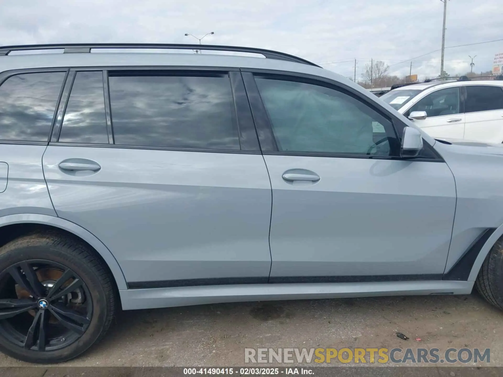 13 Фотография поврежденного автомобиля 5UX23EM01S9W23566 BMW X7 2025