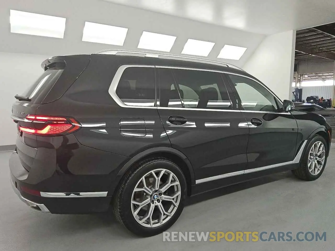 3 Photograph of a damaged car 5UX23EM09S9X05528 BMW X7 2025