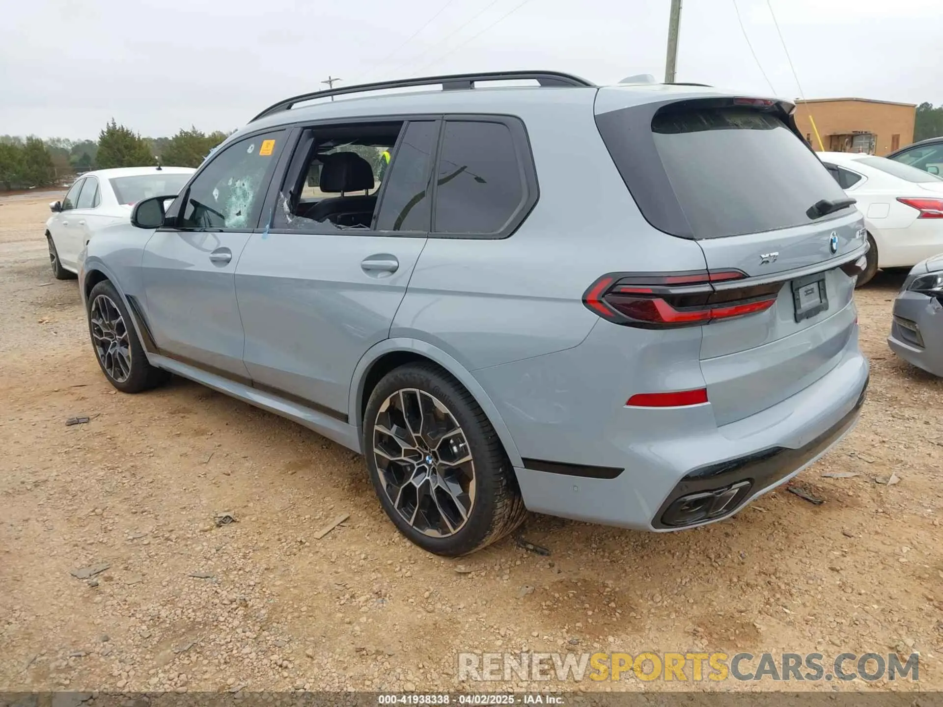 3 Photograph of a damaged car 5UX33EM04S9X73210 BMW X7 2025