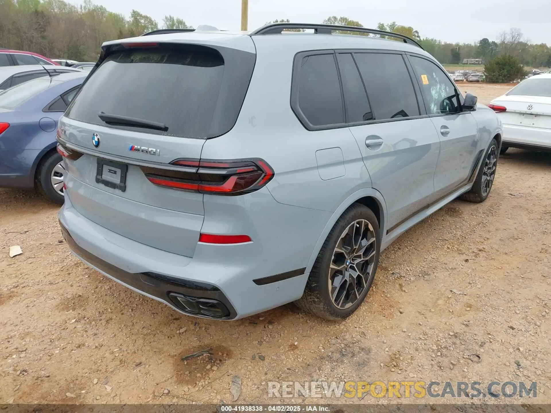 4 Photograph of a damaged car 5UX33EM04S9X73210 BMW X7 2025