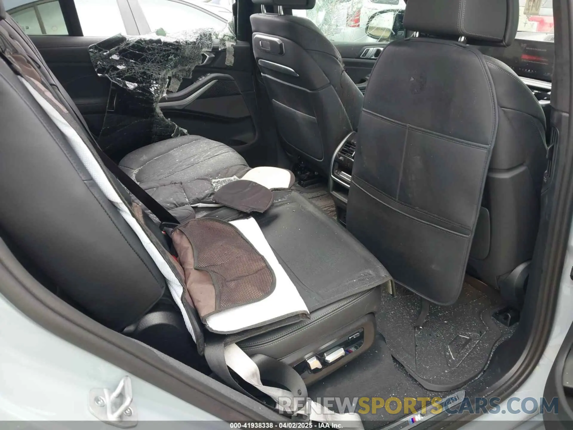 8 Photograph of a damaged car 5UX33EM04S9X73210 BMW X7 2025