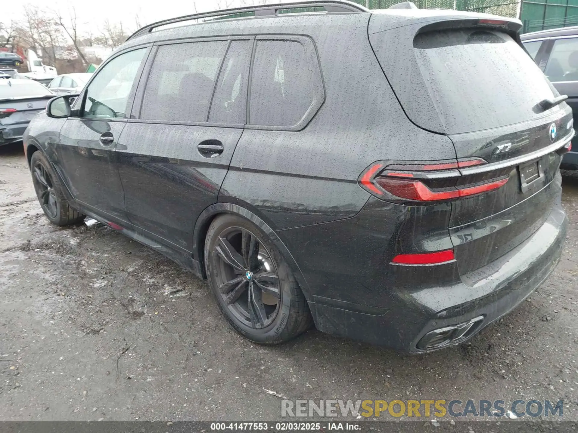 3 Photograph of a damaged car 5UX33EM06S9X01960 BMW X7 2025