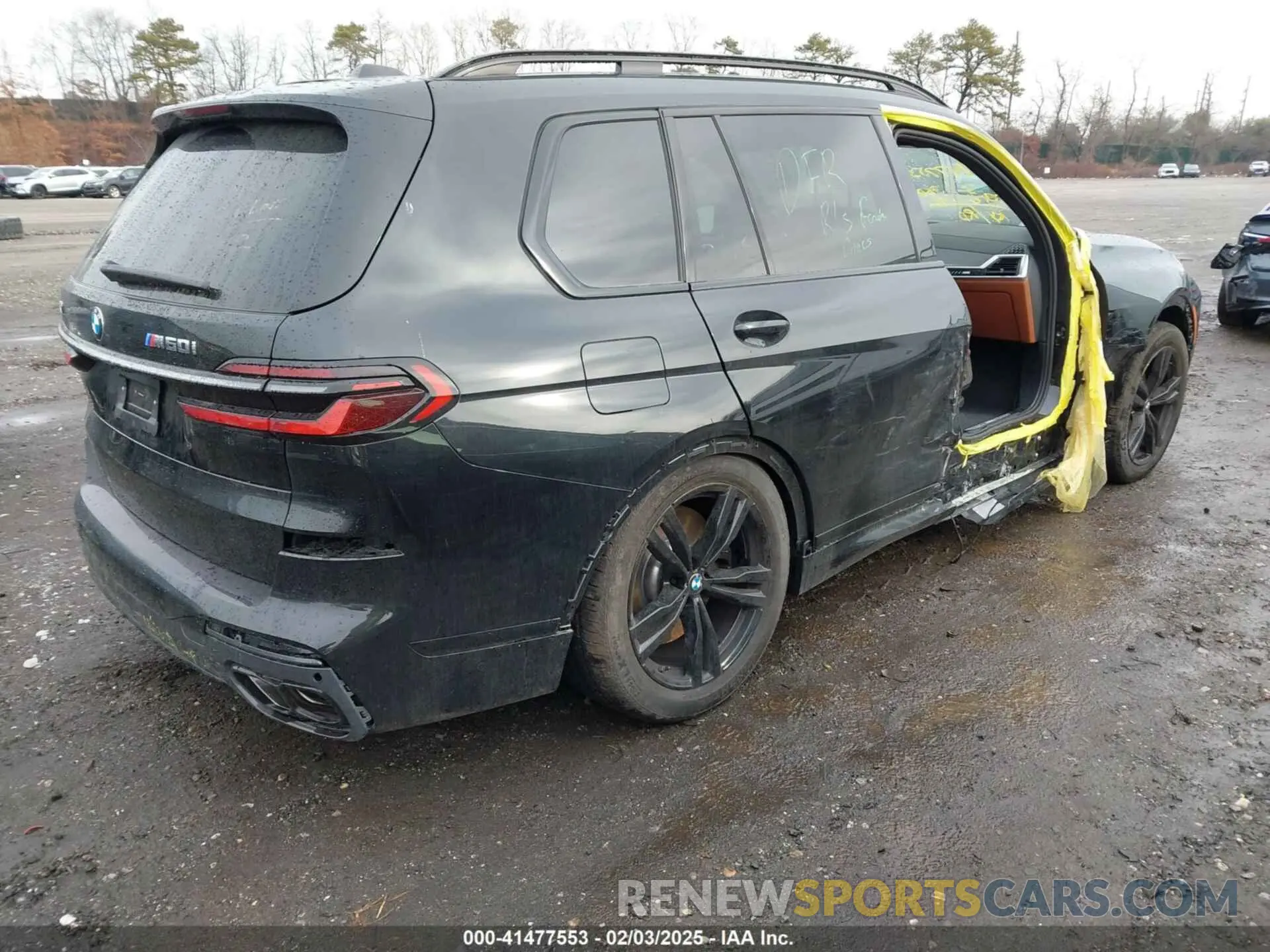 4 Photograph of a damaged car 5UX33EM06S9X01960 BMW X7 2025