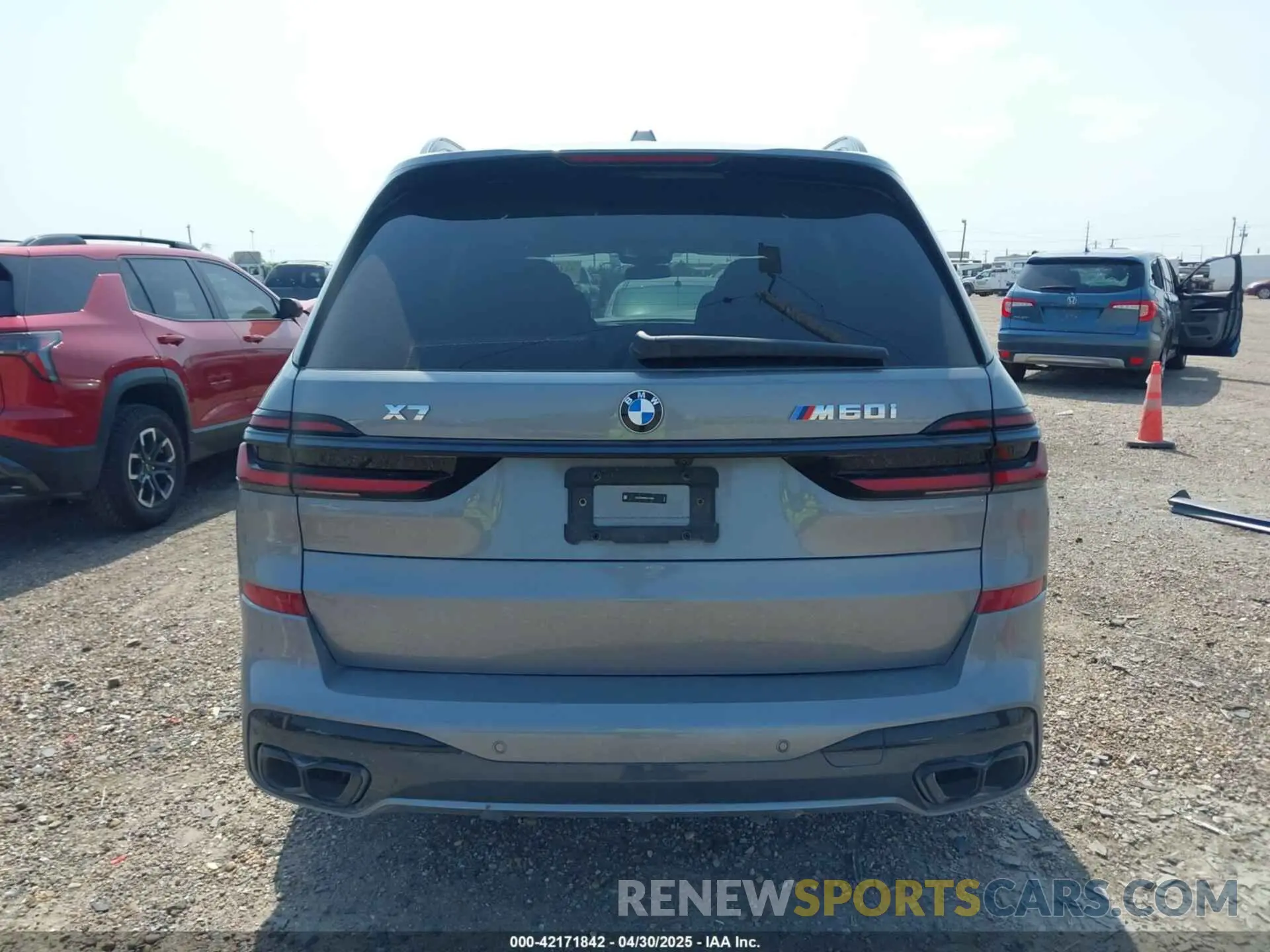 16 Photograph of a damaged car 5UX33EM06S9Y33892 BMW X7 2025