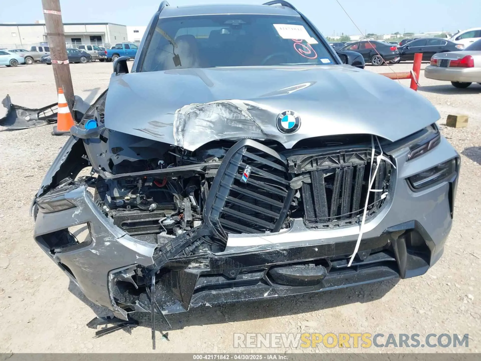 6 Photograph of a damaged car 5UX33EM06S9Y33892 BMW X7 2025