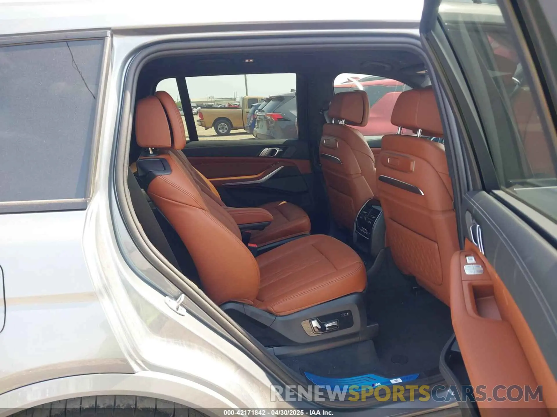 8 Photograph of a damaged car 5UX33EM06S9Y33892 BMW X7 2025