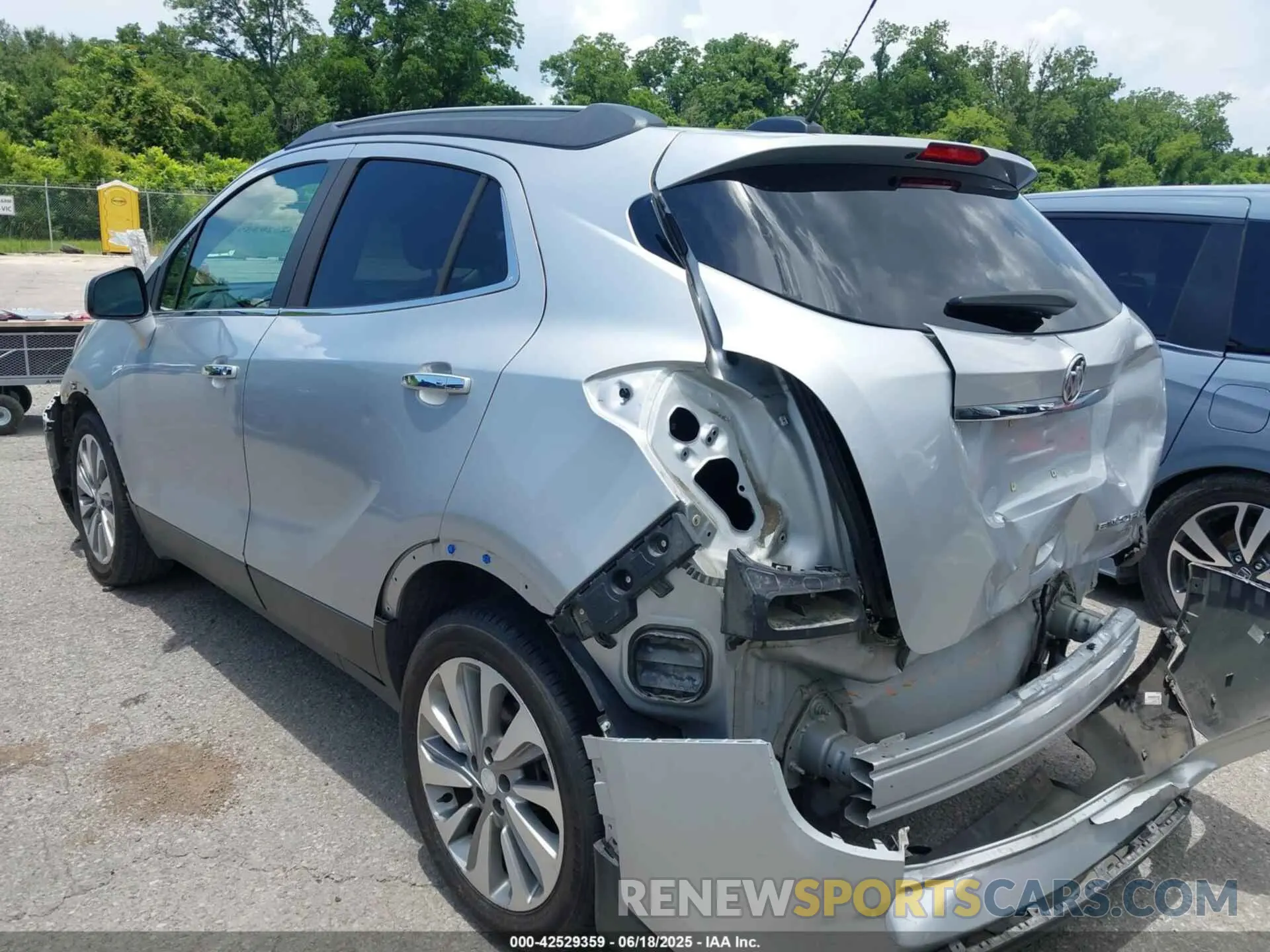 3 Фотография поврежденного автомобиля KL4CJASB4LB013013 BUICK ENCORE 2020
