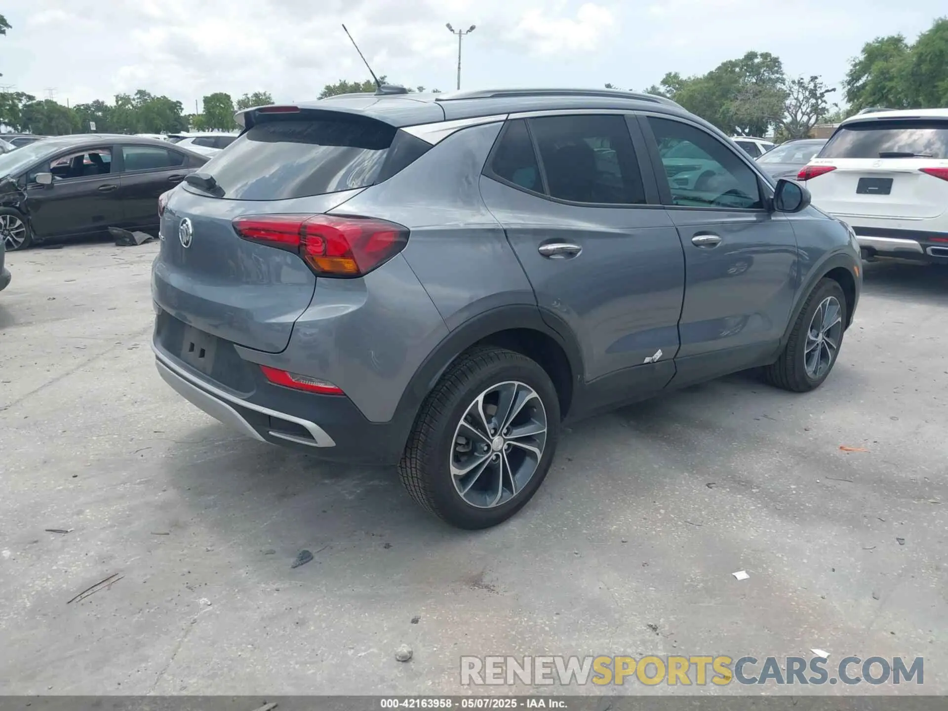 4 Фотография поврежденного автомобиля KL4MMDSL4LB107611 BUICK ENCORE GX 2020
