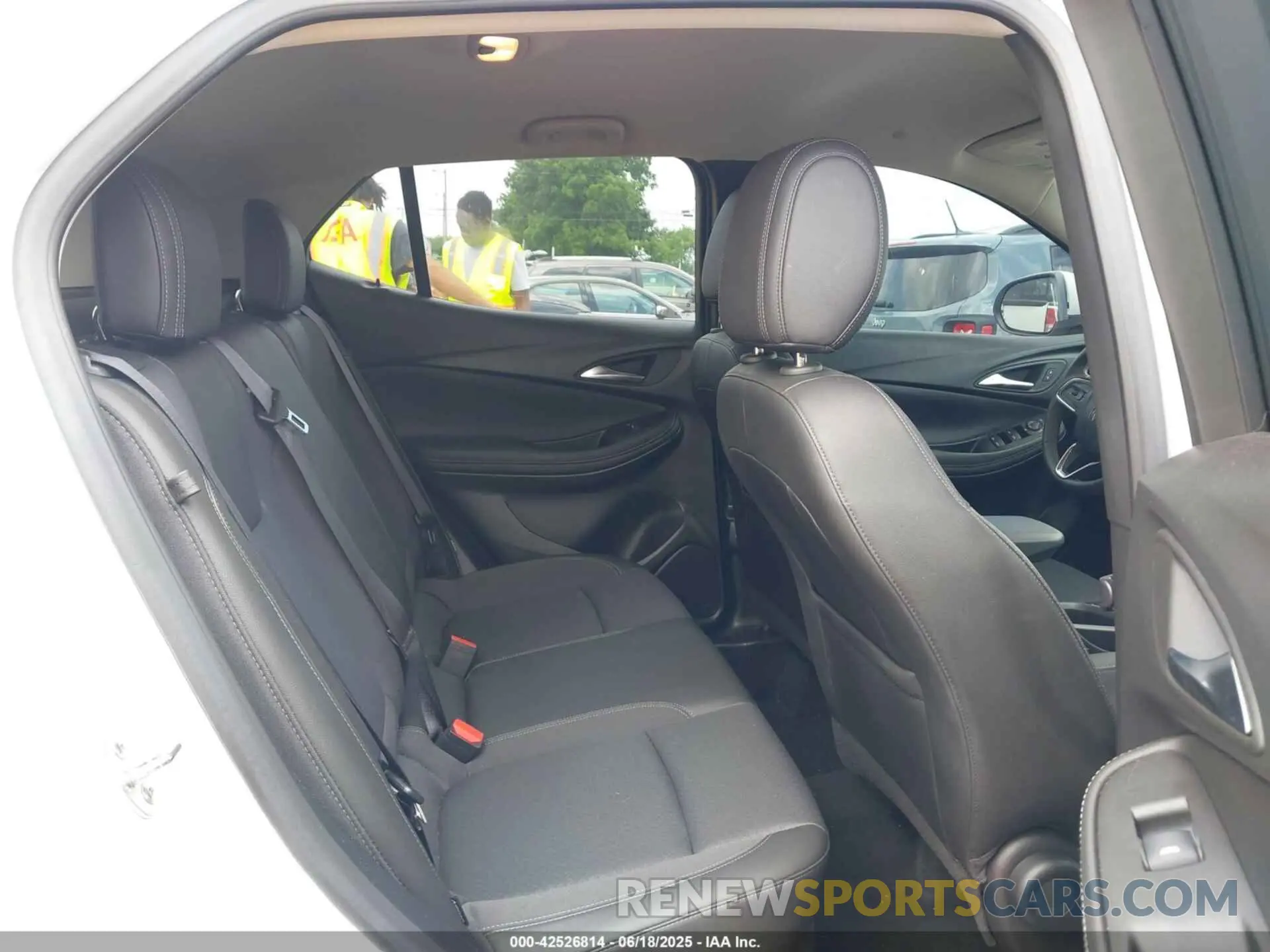 8 Фотография поврежденного автомобиля KL4AMCSL0RB167004 BUICK ENCORE GX 2024