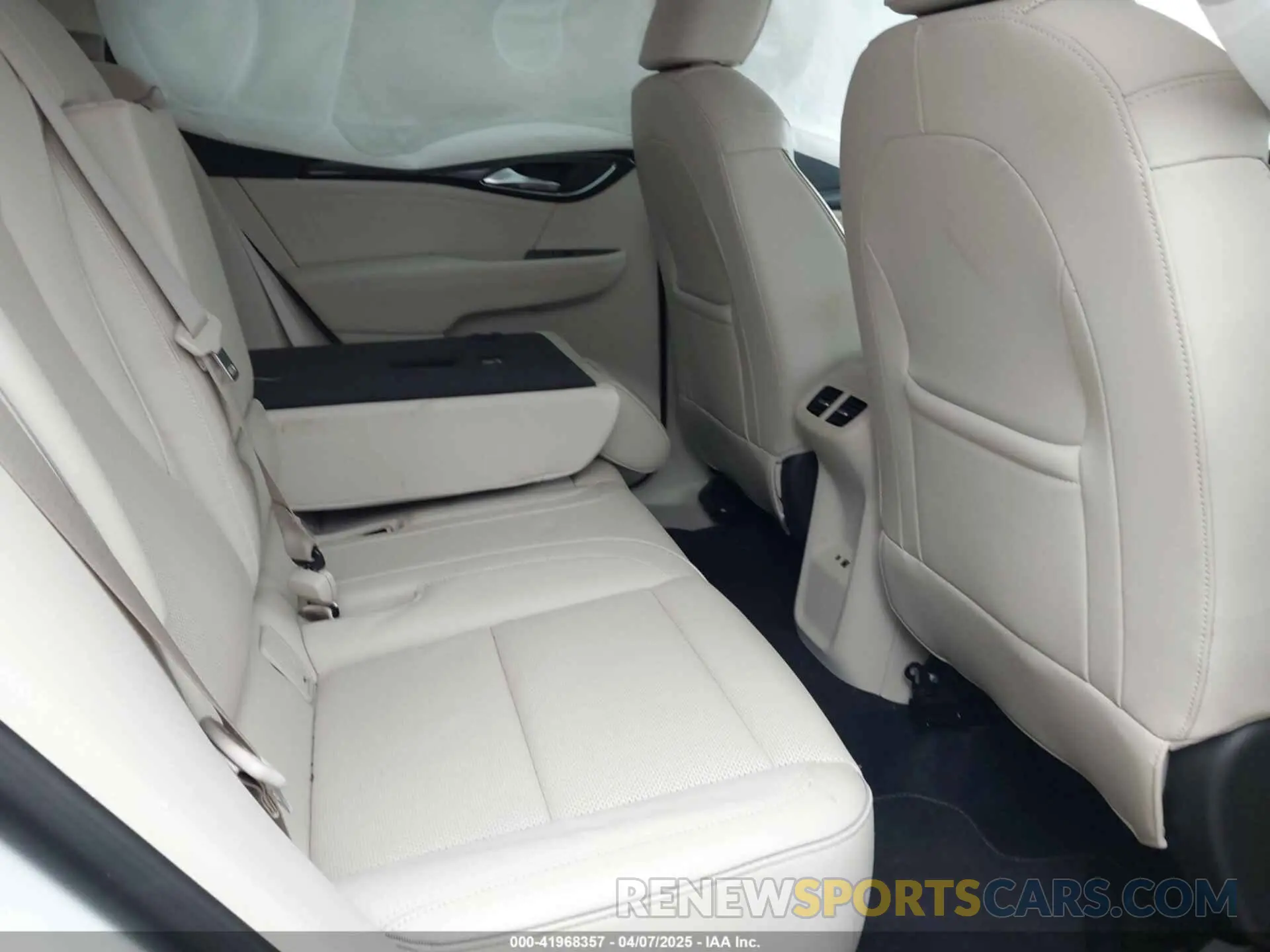 8 Photograph of a damaged car LRBFZNR45MD105813 BUICK ENVISION 2021
