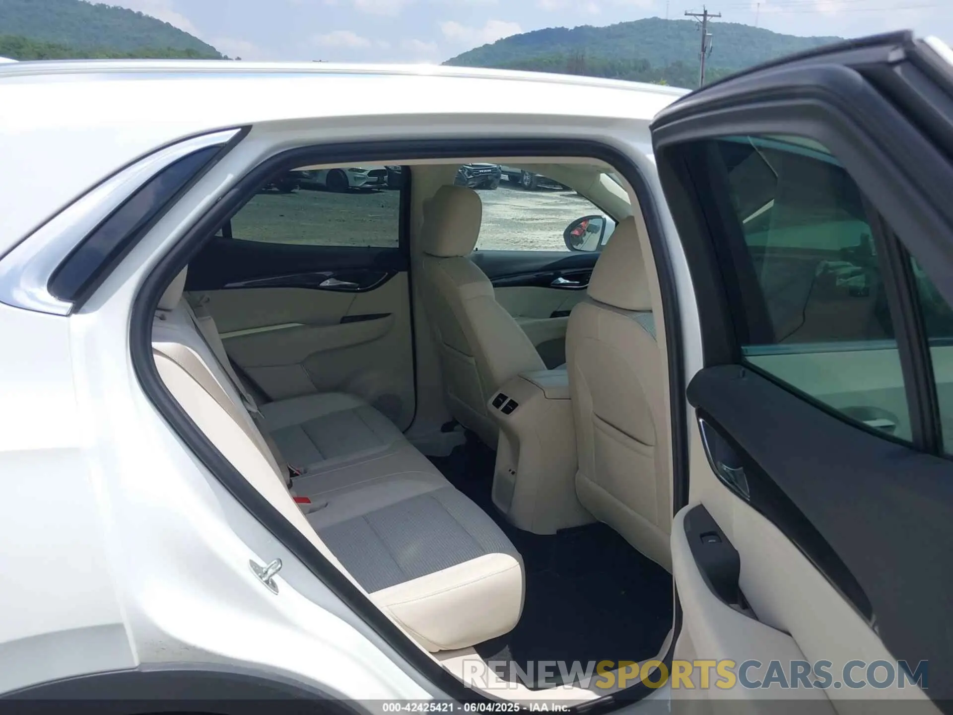 8 Фотография поврежденного автомобиля LRBAZLR41PD018428 BUICK ENVISION 2023
