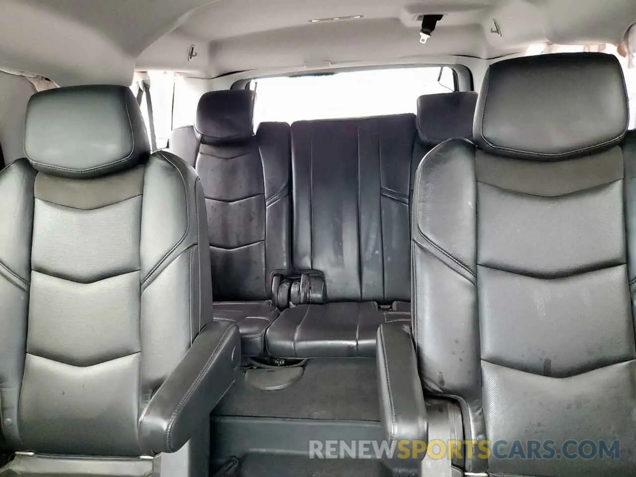 10 Photograph of a damaged car 1GYS3JKJXKR210075 CADILLAC ESCALADE 2019