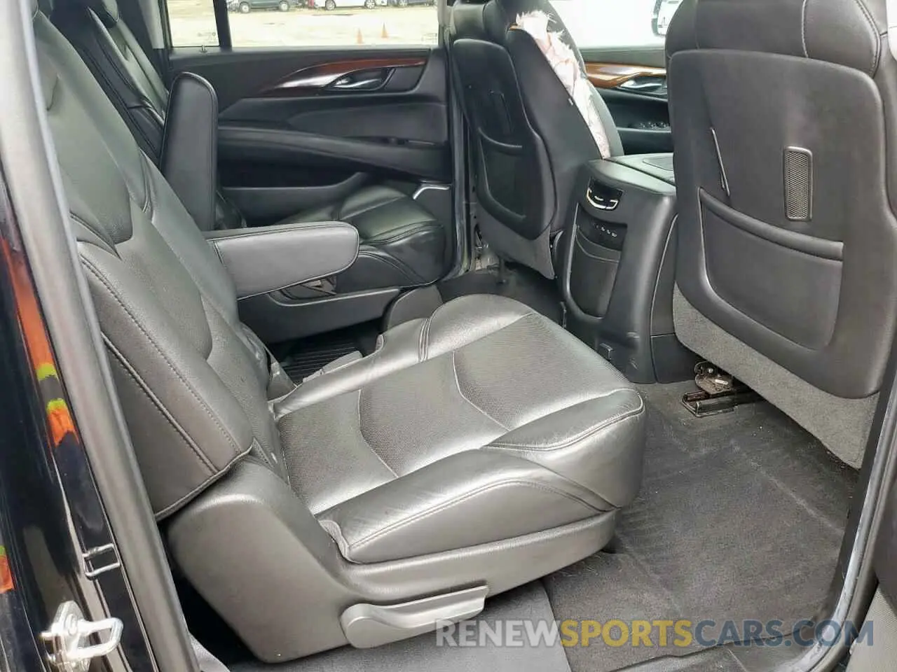11 Photograph of a damaged car 1GYS3JKJXKR210075 CADILLAC ESCALADE 2019