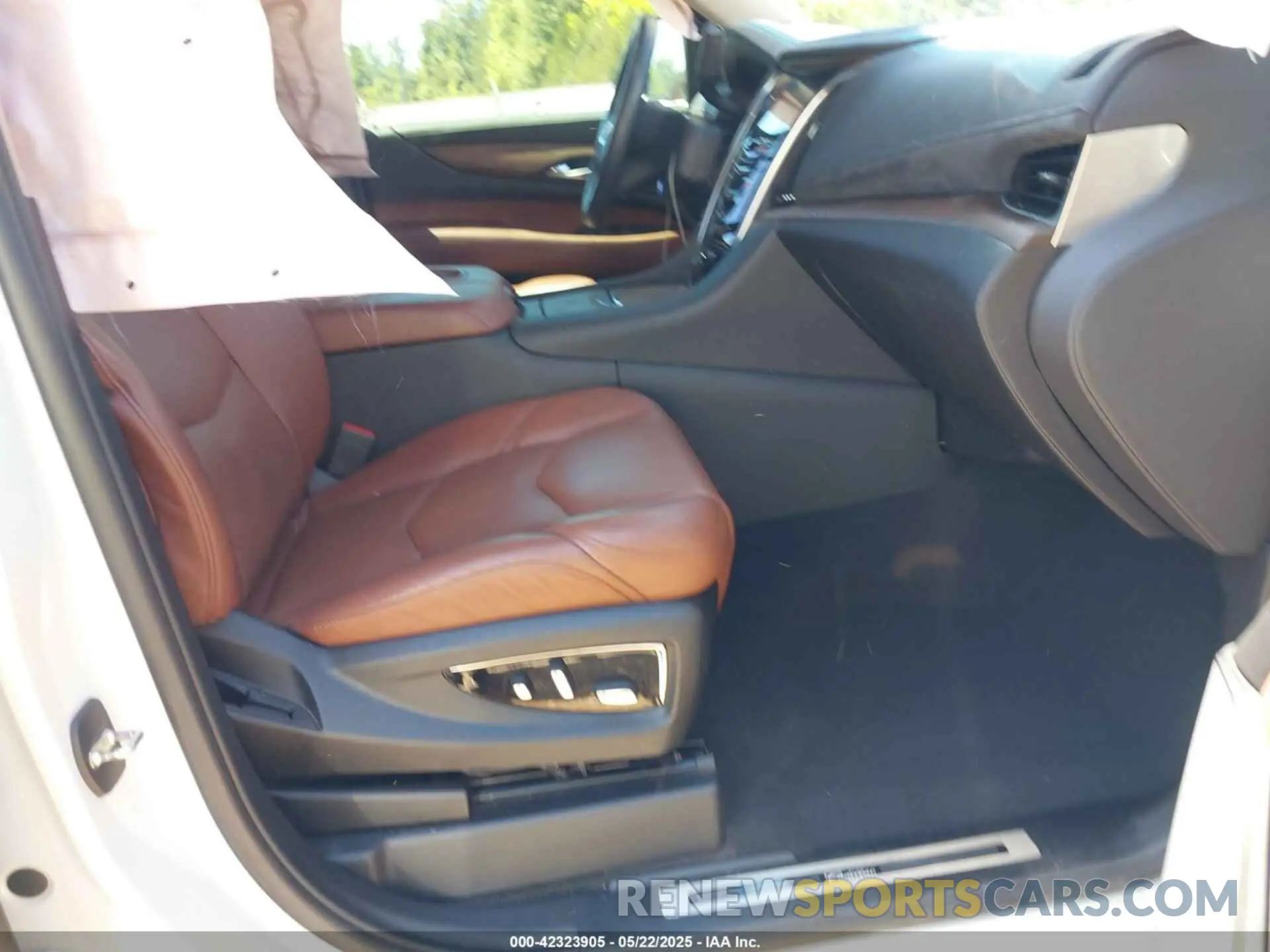 5 Photograph of a damaged car 1GYS3BKJ1LR131062 CADILLAC ESCALADE 2020