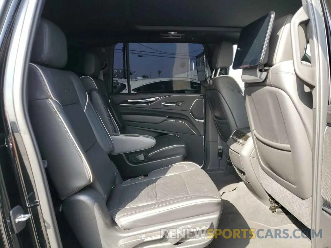 11 Photograph of a damaged car 1GYS3PKL2MR365209 CADILLAC ESCALADE 2021