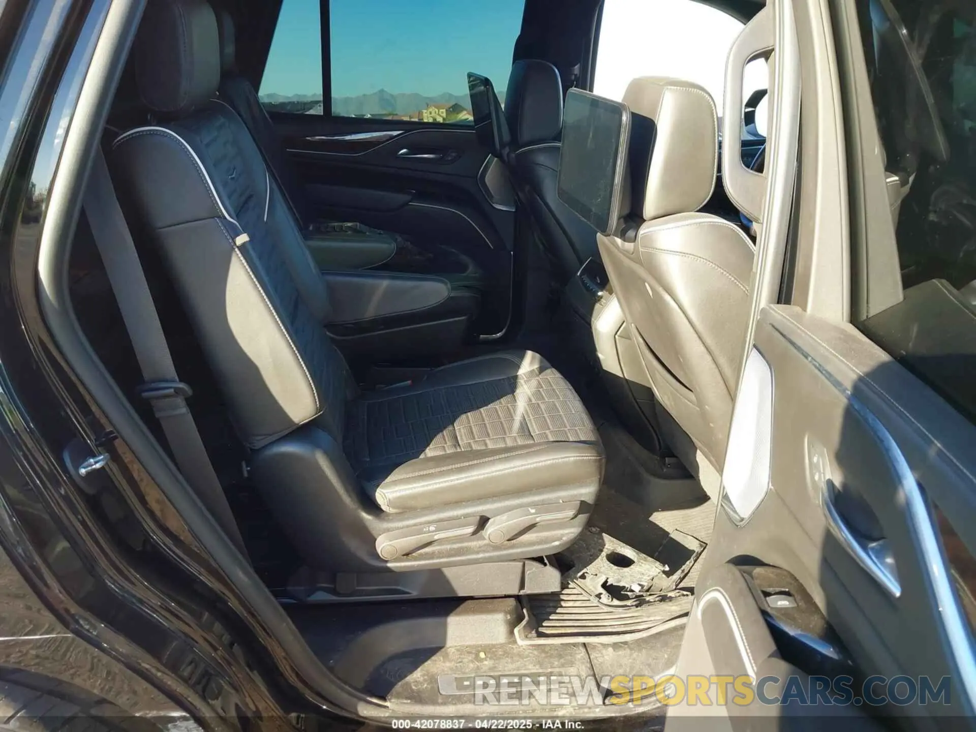 8 Photograph of a damaged car 1GYS4GKL1NR136924 CADILLAC ESCALADE 2022