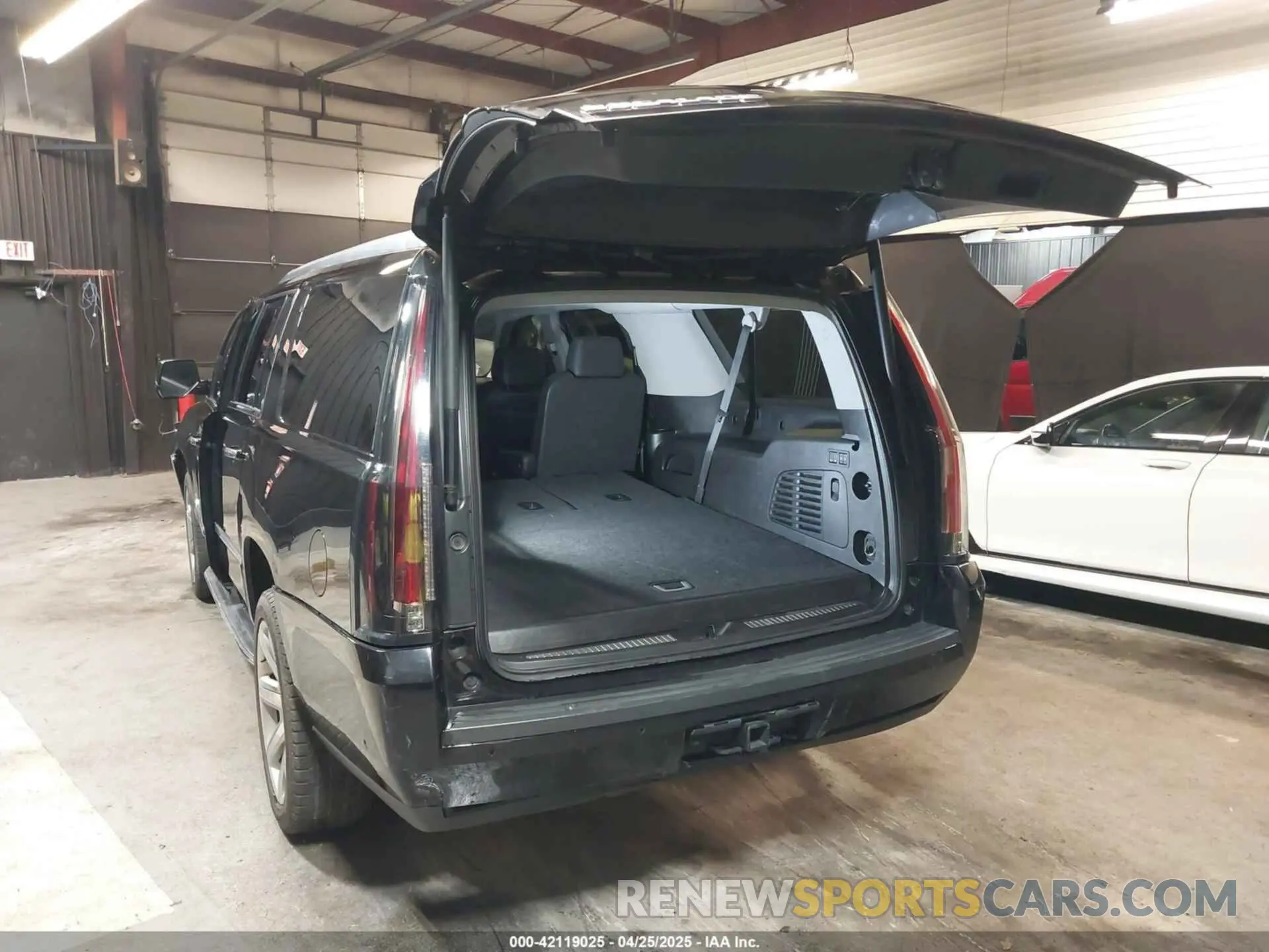 3 Фотография поврежденного автомобиля 1GYS4HKJ7KR113180 CADILLAC ESCALADE ESV 2019