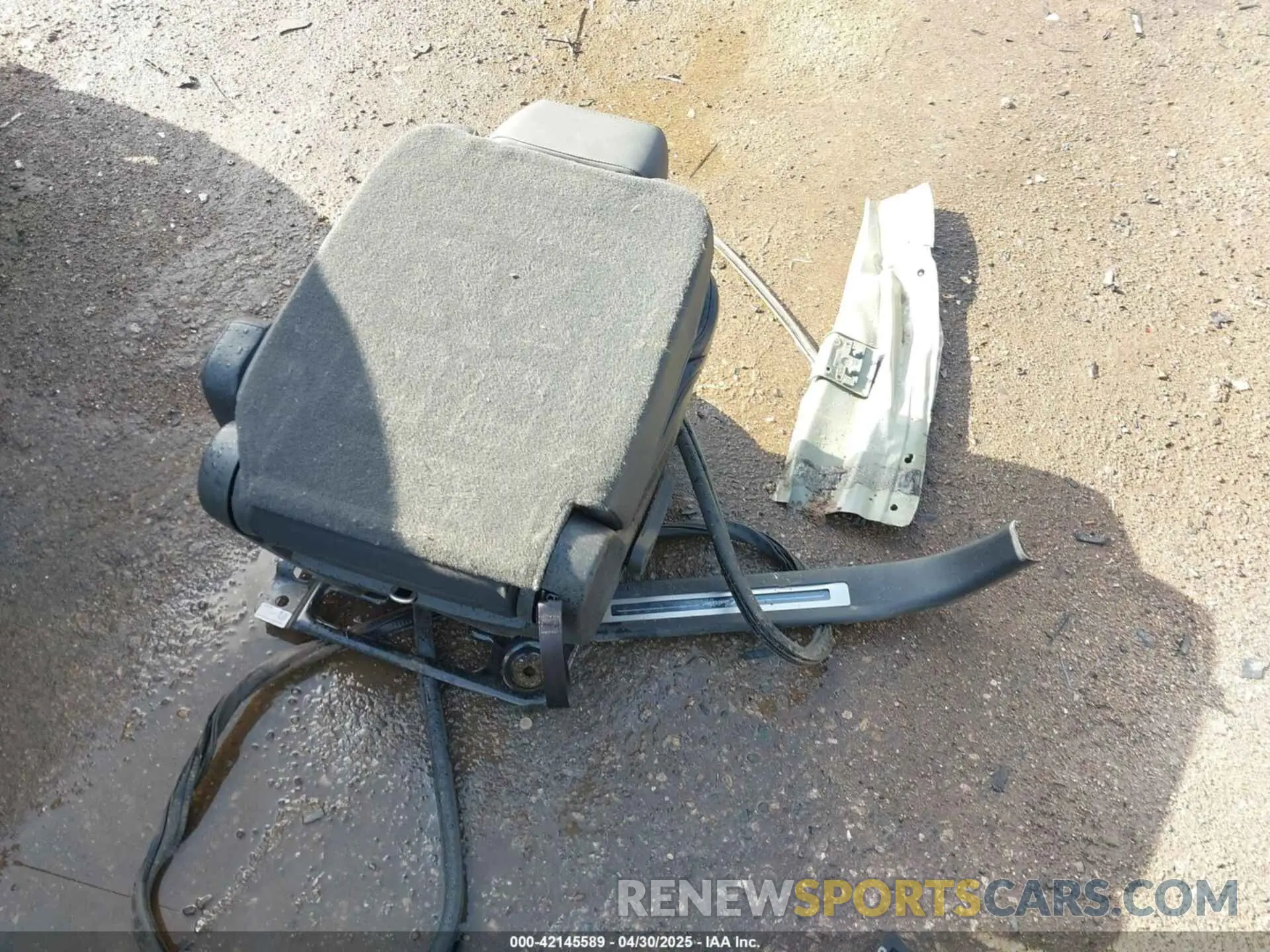 18 Photograph of a damaged car 1GYS3HKJXLR138403 CADILLAC ESCALADE ESV 2020