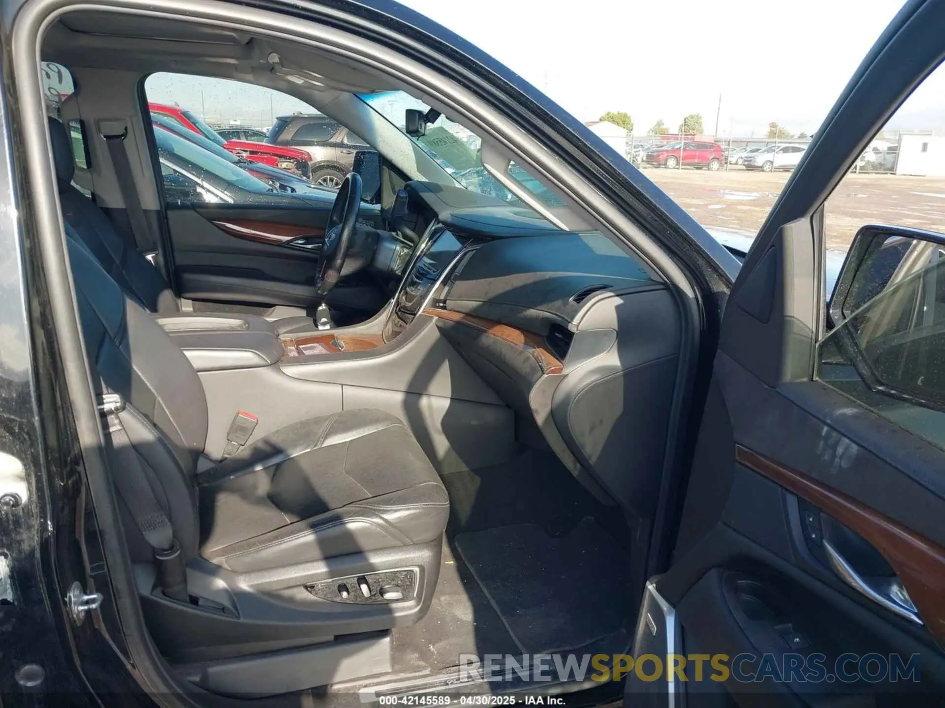 5 Photograph of a damaged car 1GYS3HKJXLR138403 CADILLAC ESCALADE ESV 2020