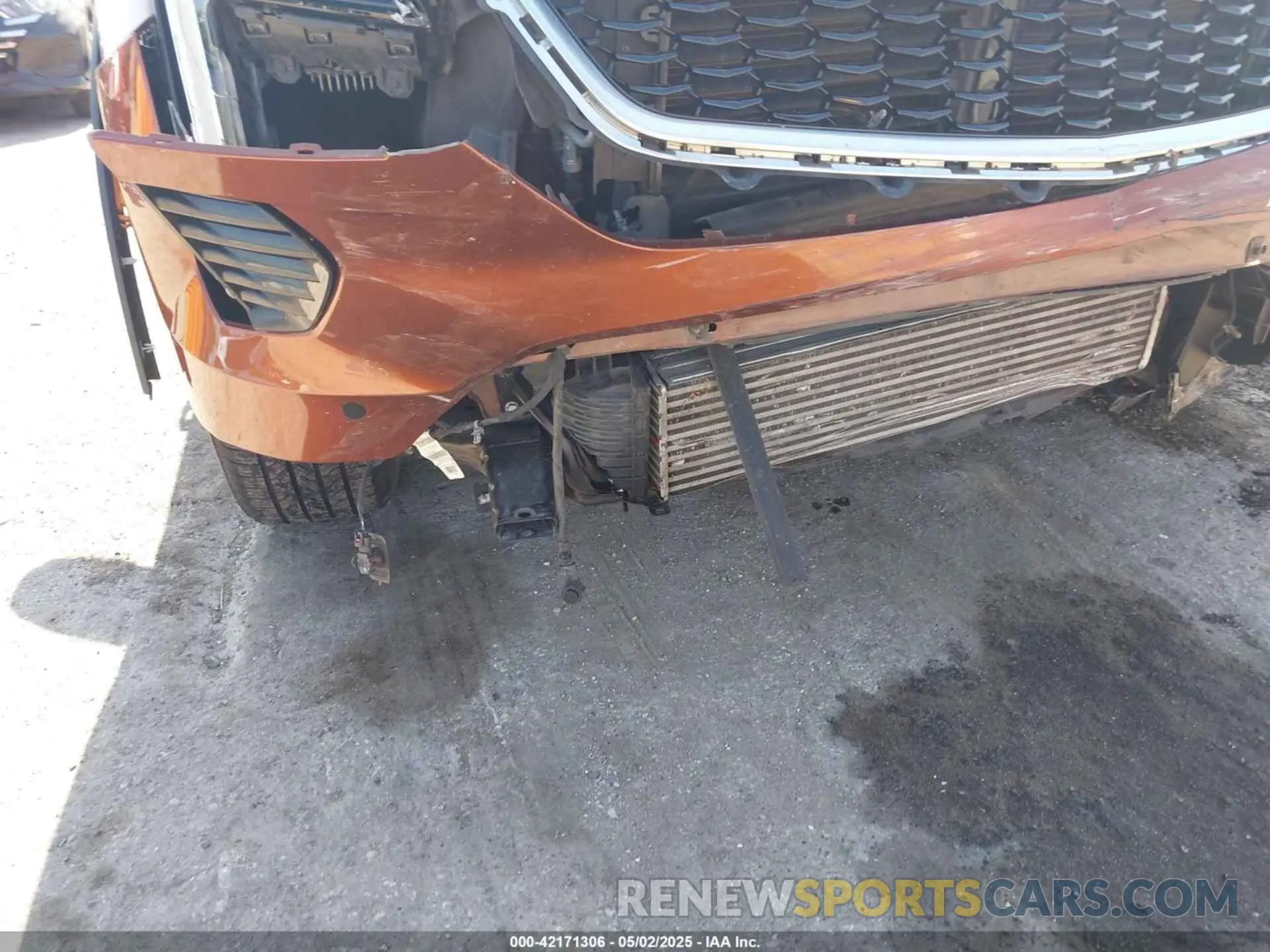 17 Photograph of a damaged car 1GYFZER4XKF103780 CADILLAC XT4 2019
