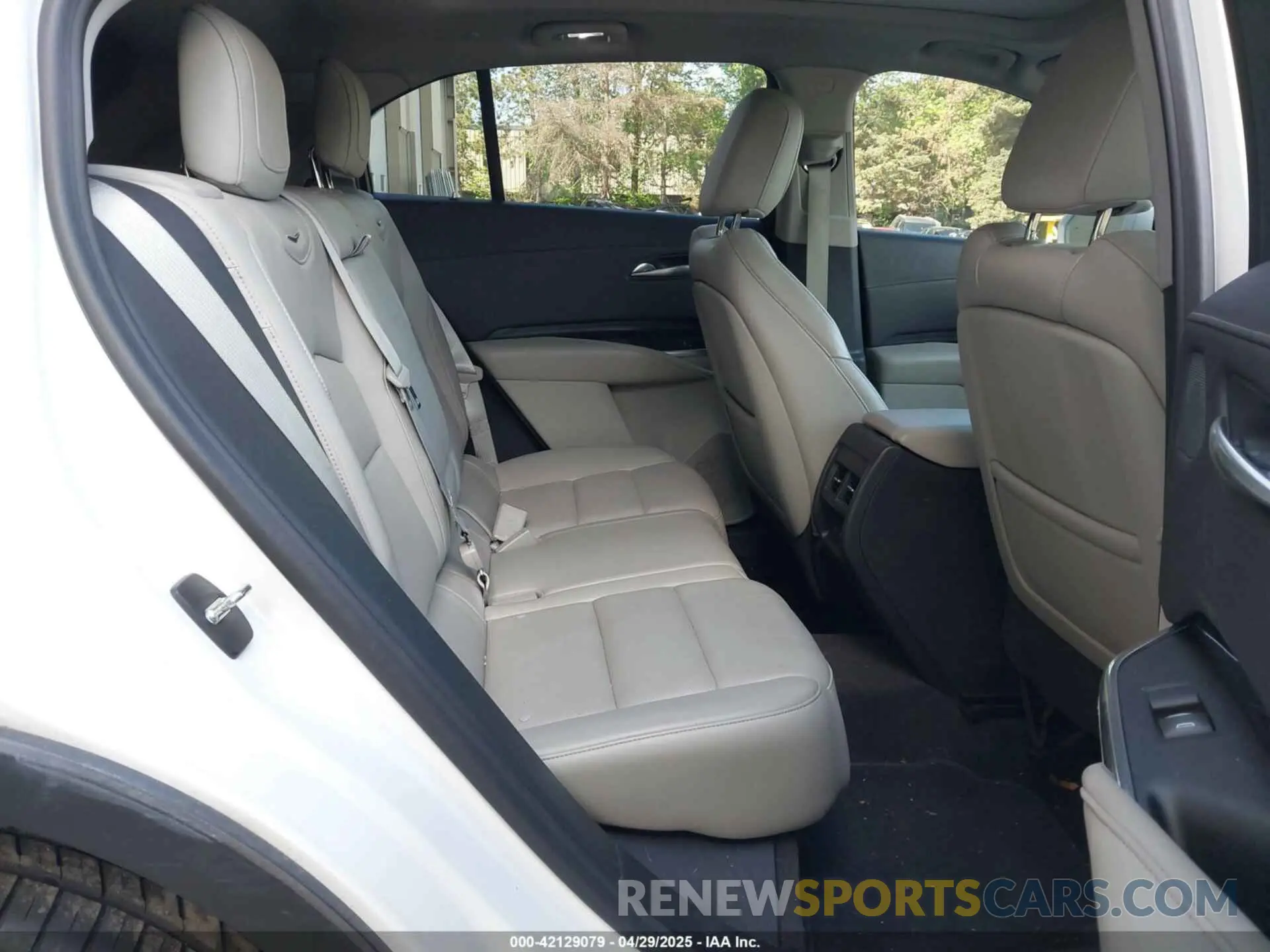 8 Фотография поврежденного автомобиля 1GYFZDR45LF064043 CADILLAC XT4 2020
