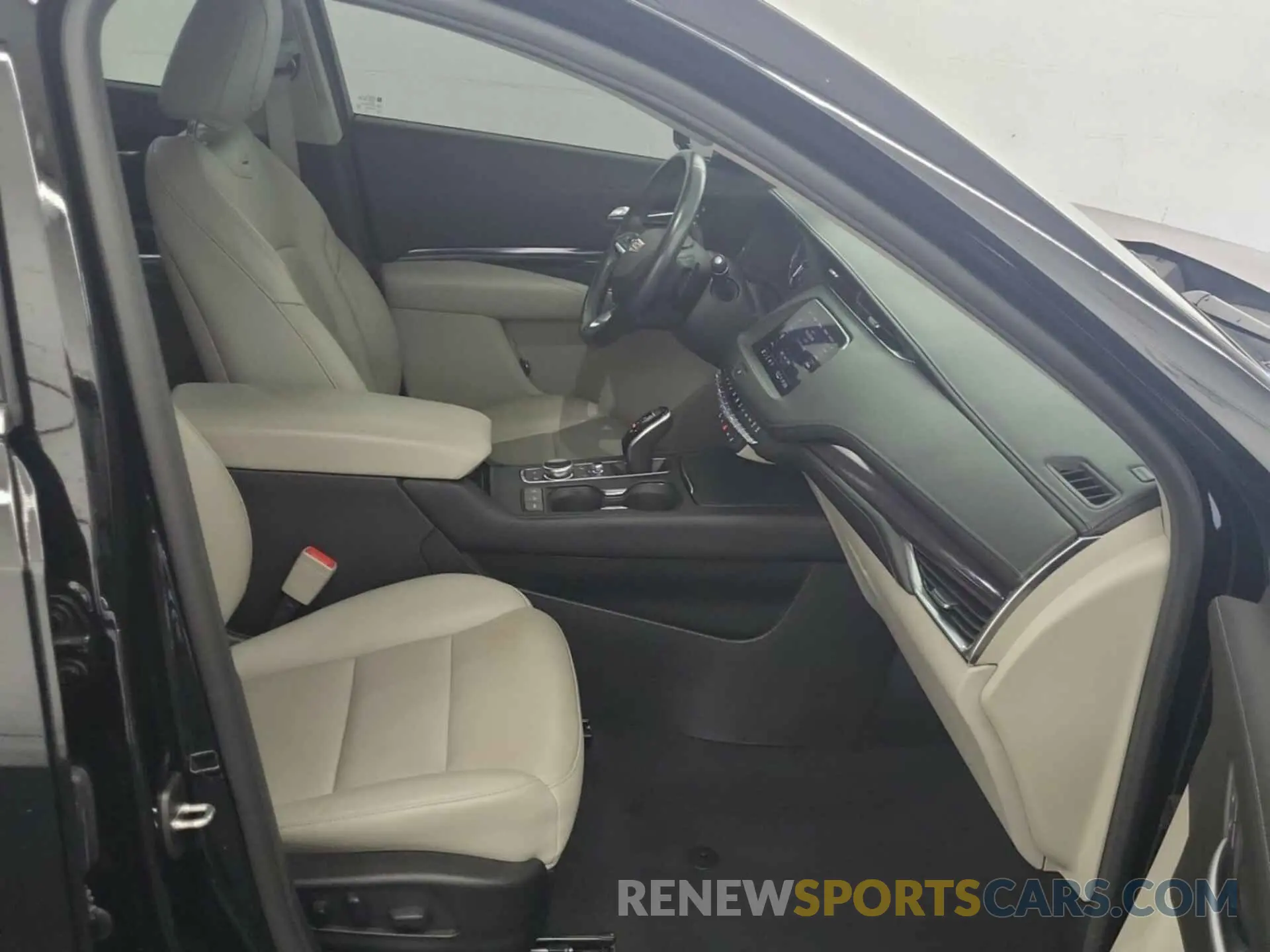 27 Photograph of a damaged car 1GYAZAR43MF080090 CADILLAC XT4 2021