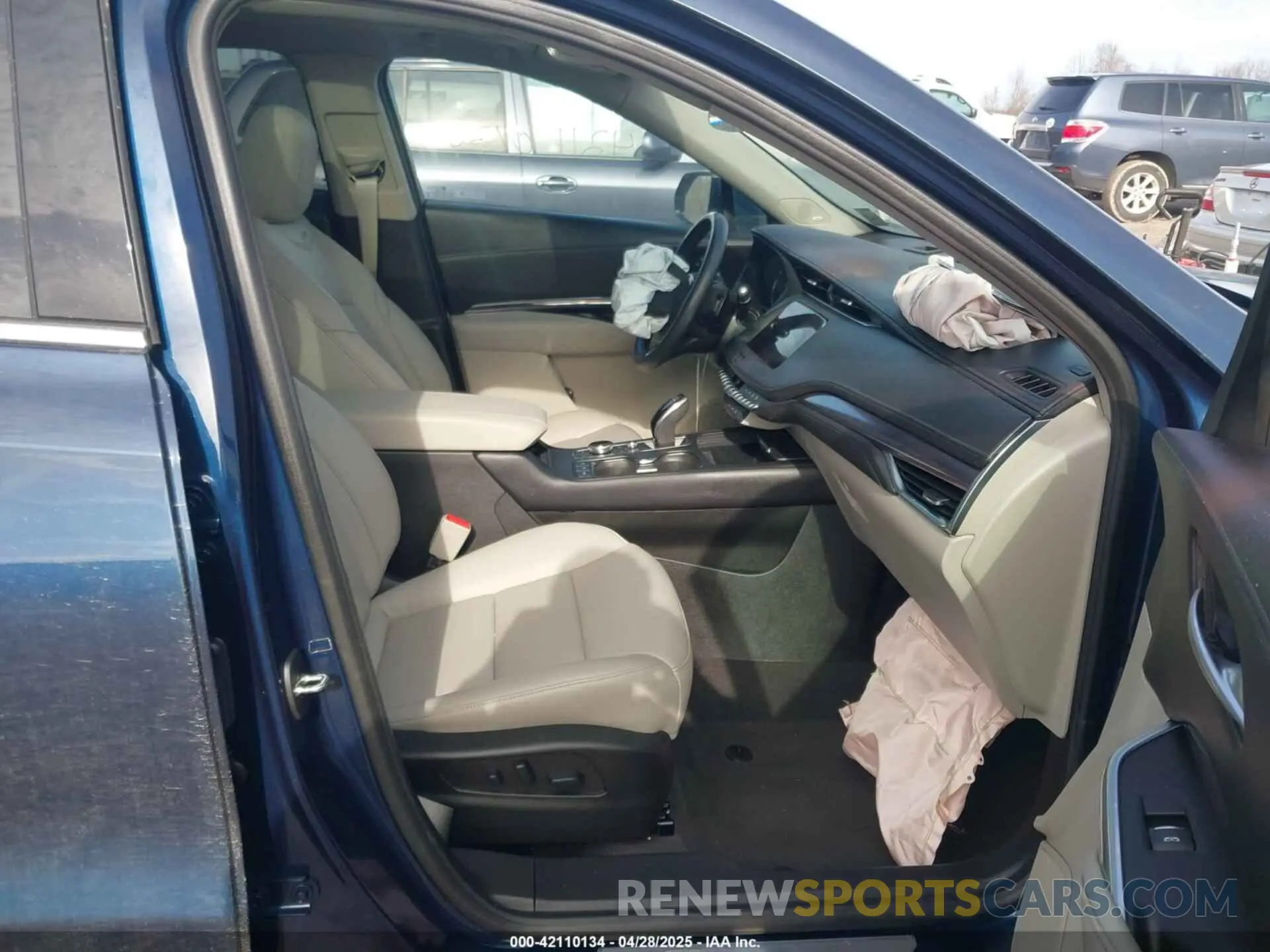 5 Photograph of a damaged car 1GYFZBR40NF146348 CADILLAC XT4 2022