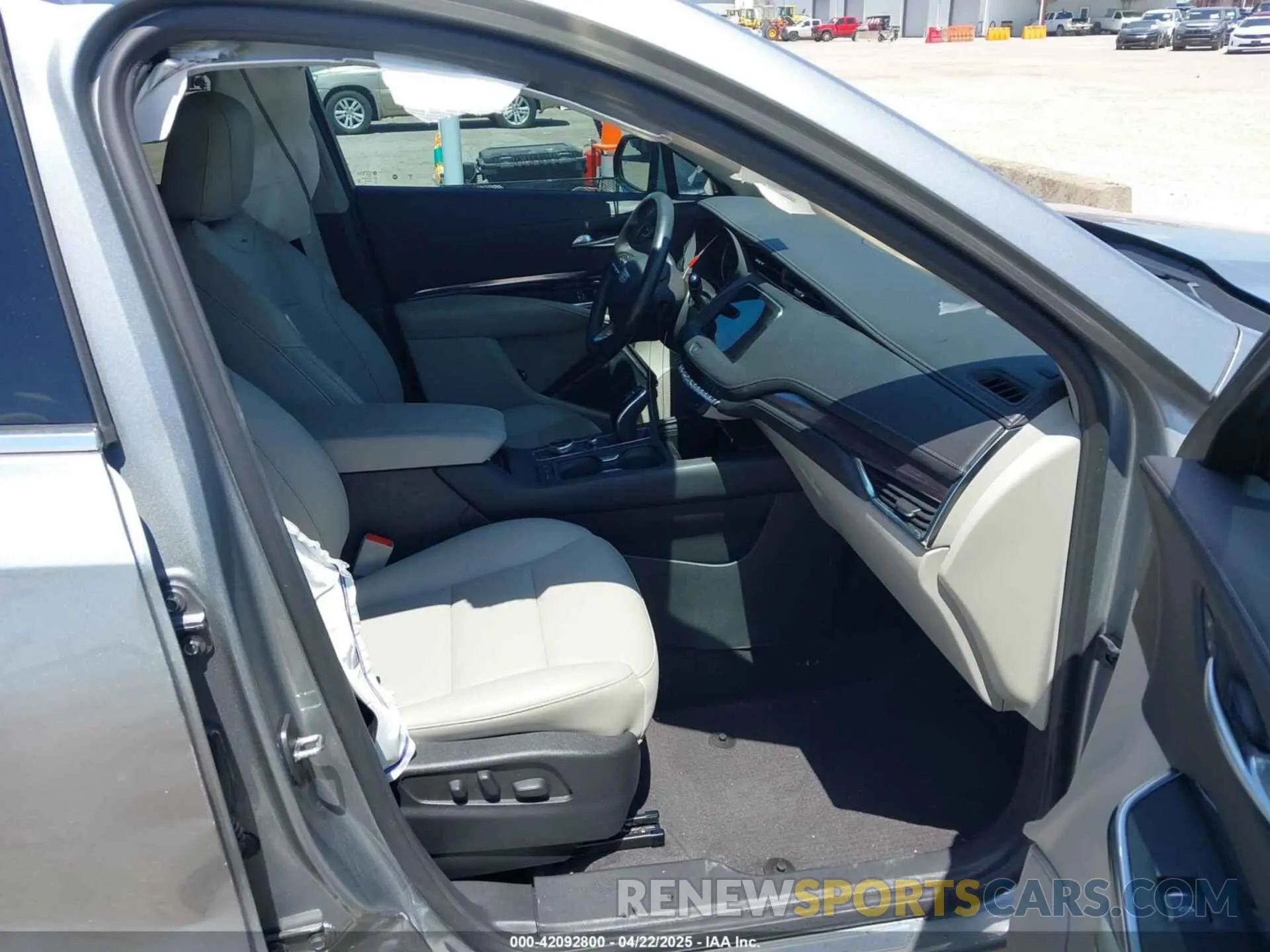 5 Photograph of a damaged car 1GYAZAR40PF108965 CADILLAC XT4 2023