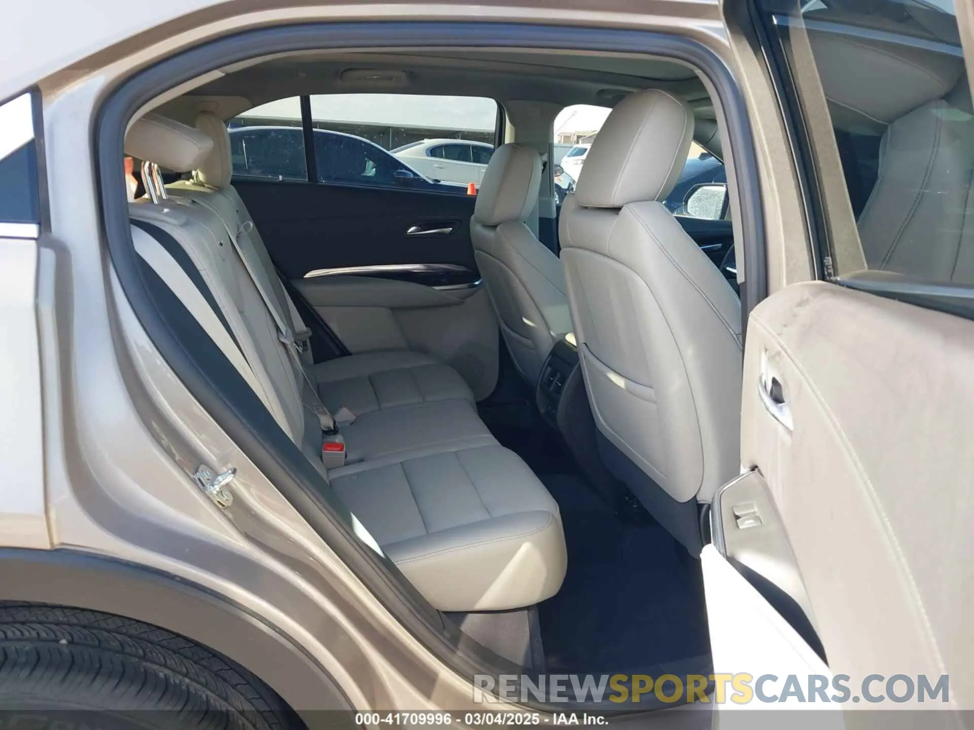 8 Фотография поврежденного автомобиля 1GYAZAR41PF149914 CADILLAC XT4 2023