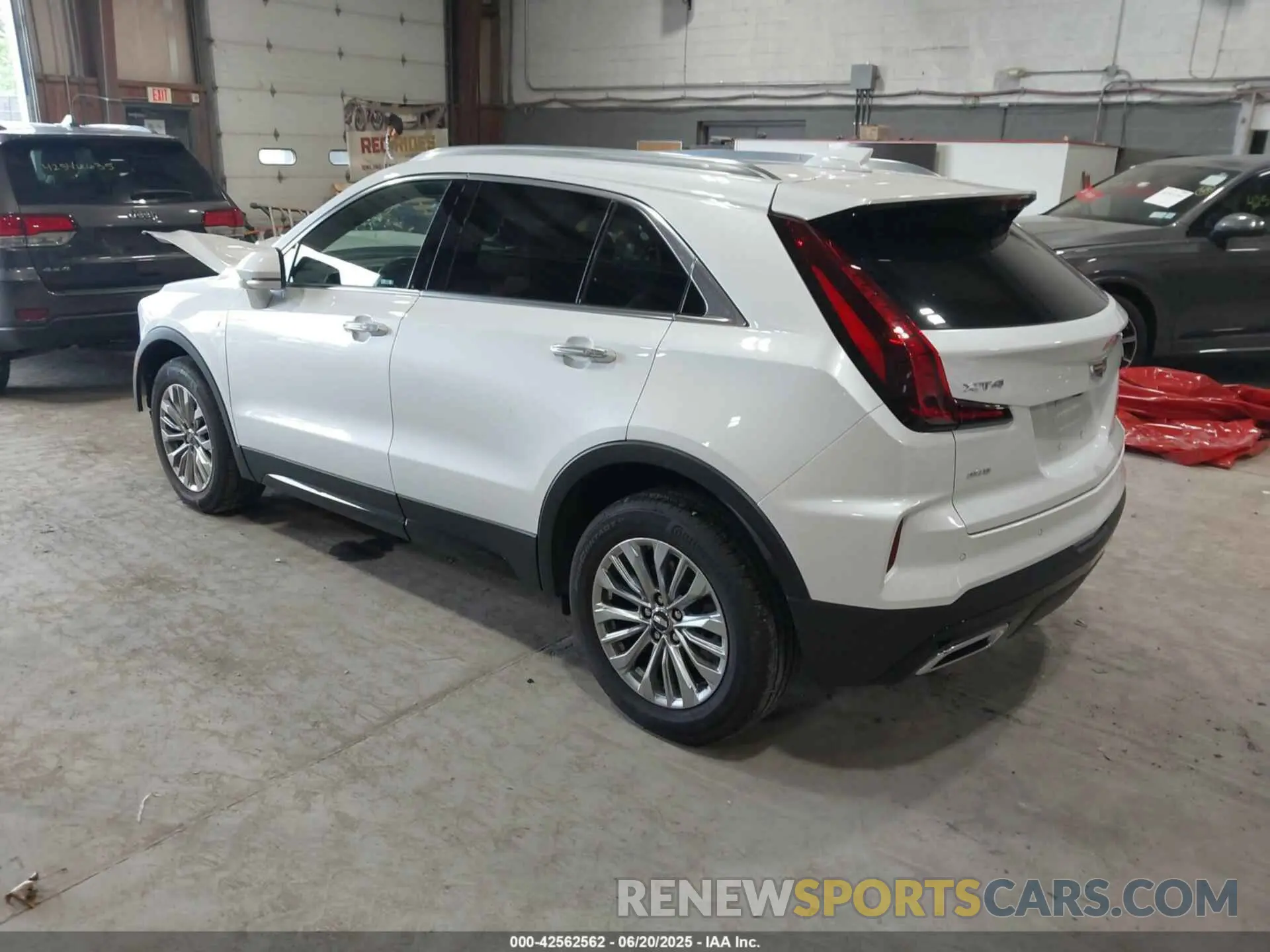 3 Фотография поврежденного автомобиля 1GYFZDR47RF206465 CADILLAC XT4 2024