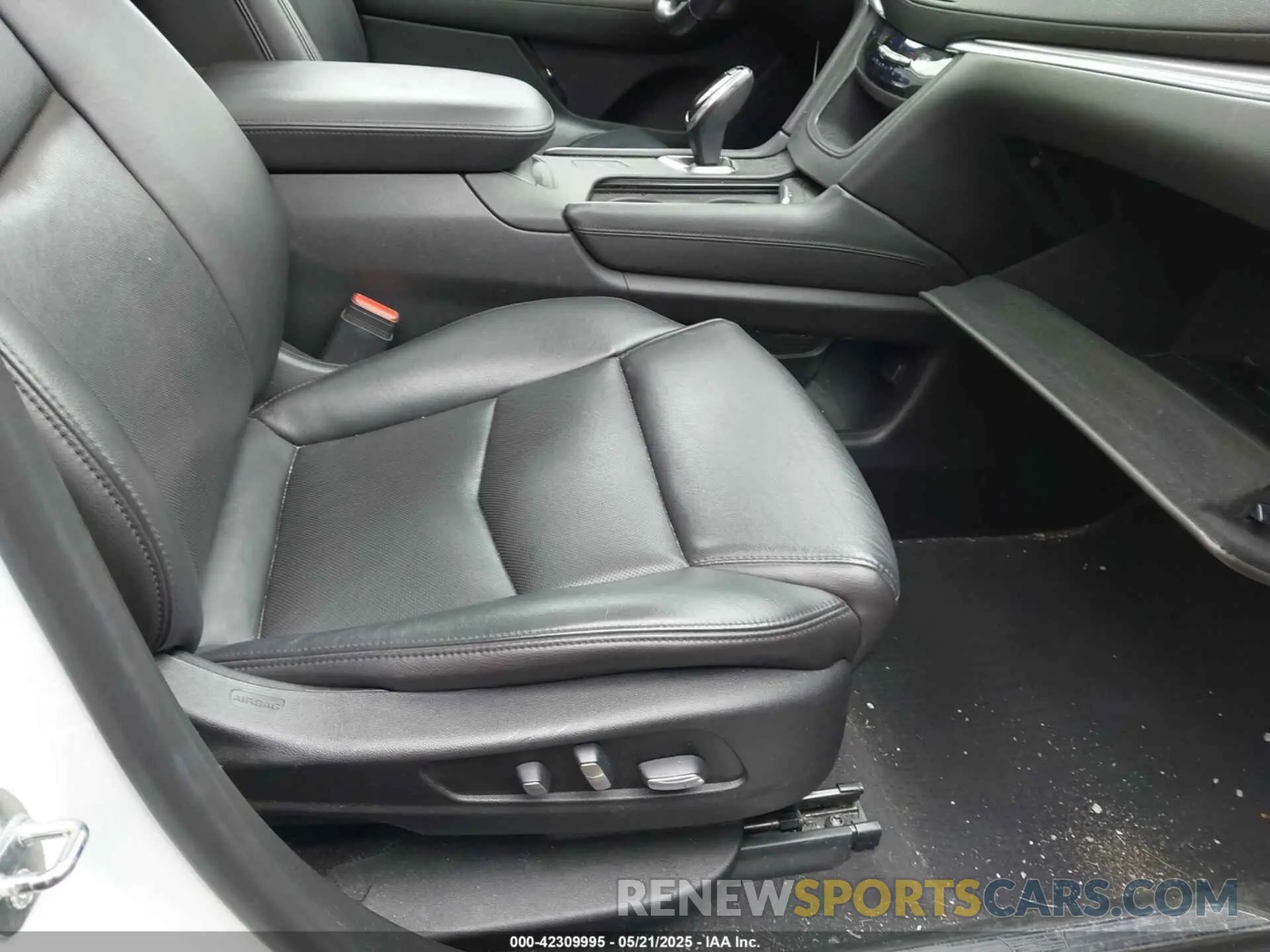 5 Photograph of a damaged car 1GYKNCRS5KZ102659 CADILLAC XT5 2019