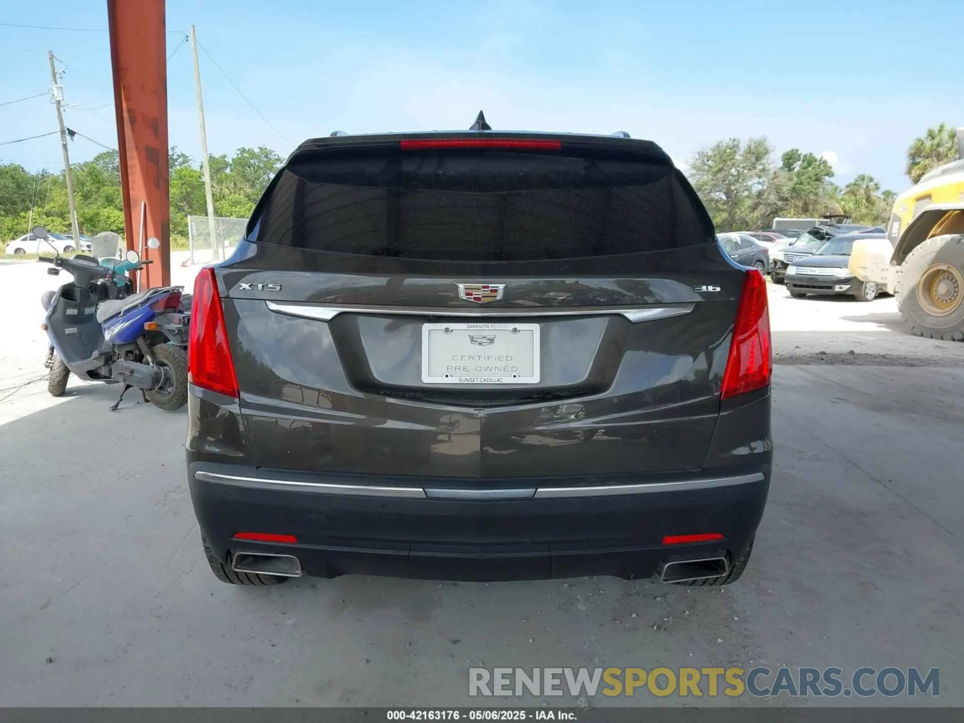17 Photograph of a damaged car 1GYKNERS9KZ190112 CADILLAC XT5 2019