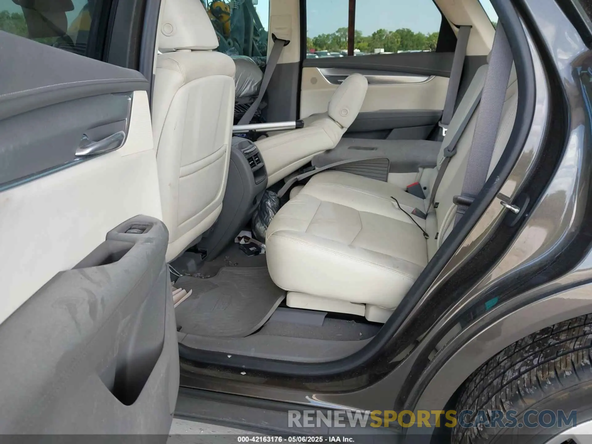 8 Photograph of a damaged car 1GYKNERS9KZ190112 CADILLAC XT5 2019