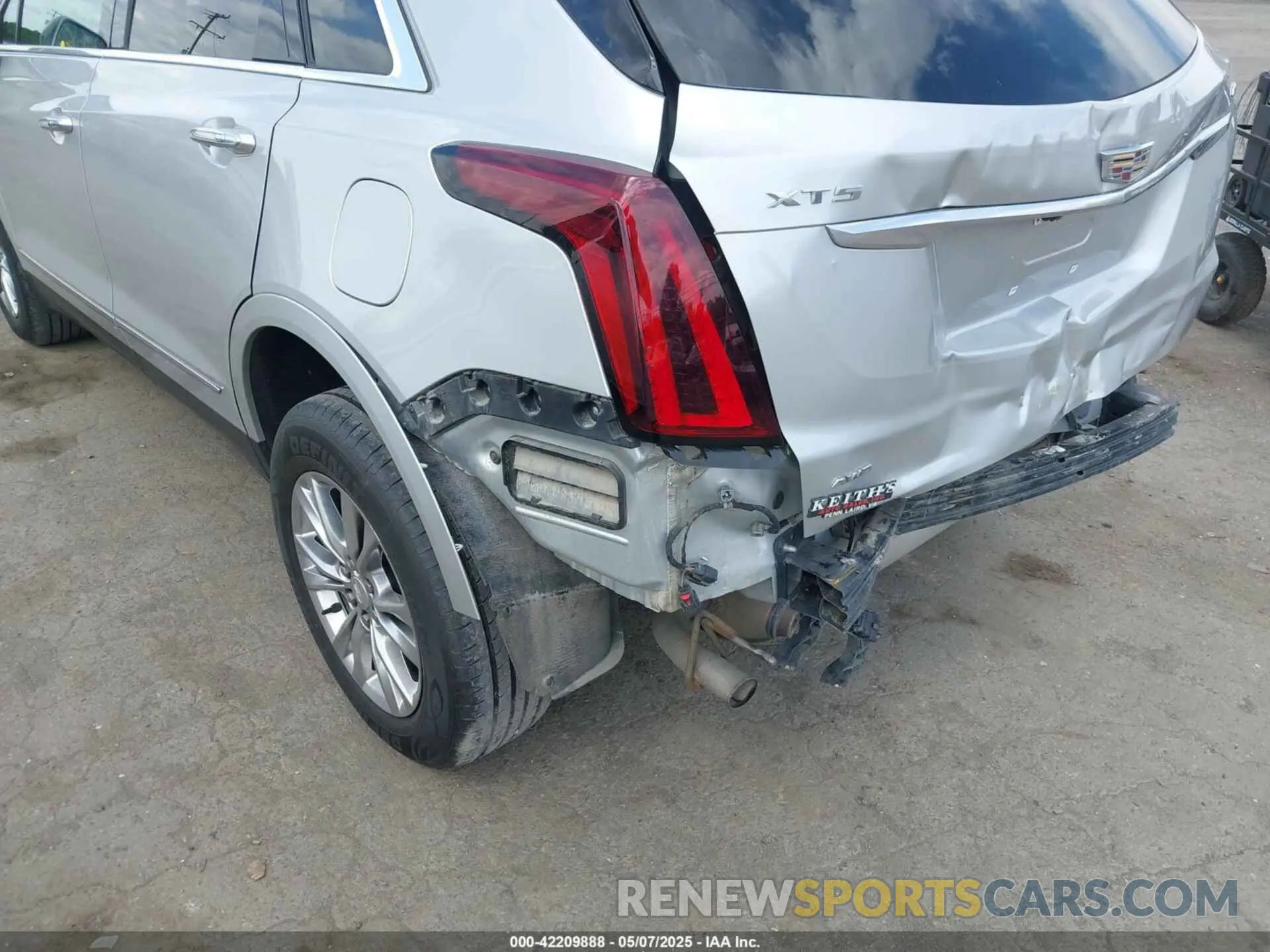 17 Photograph of a damaged car 1GYKNDRS2LZ180789 CADILLAC XT5 2020